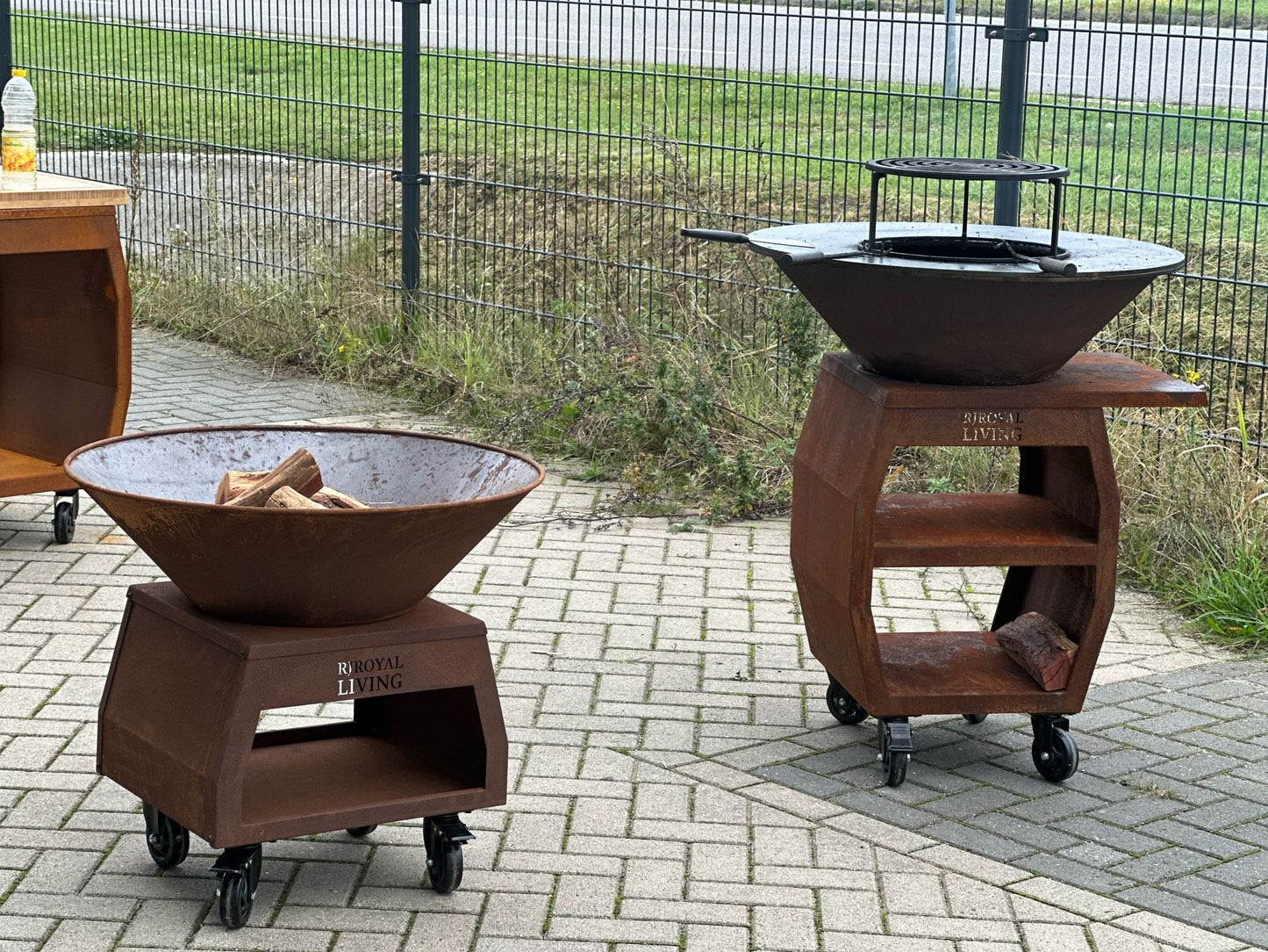BBQ Plancha Grill Brasero Feuerschale Cortenstahl mit großen Rädern und Holzlagerung Ø75cm