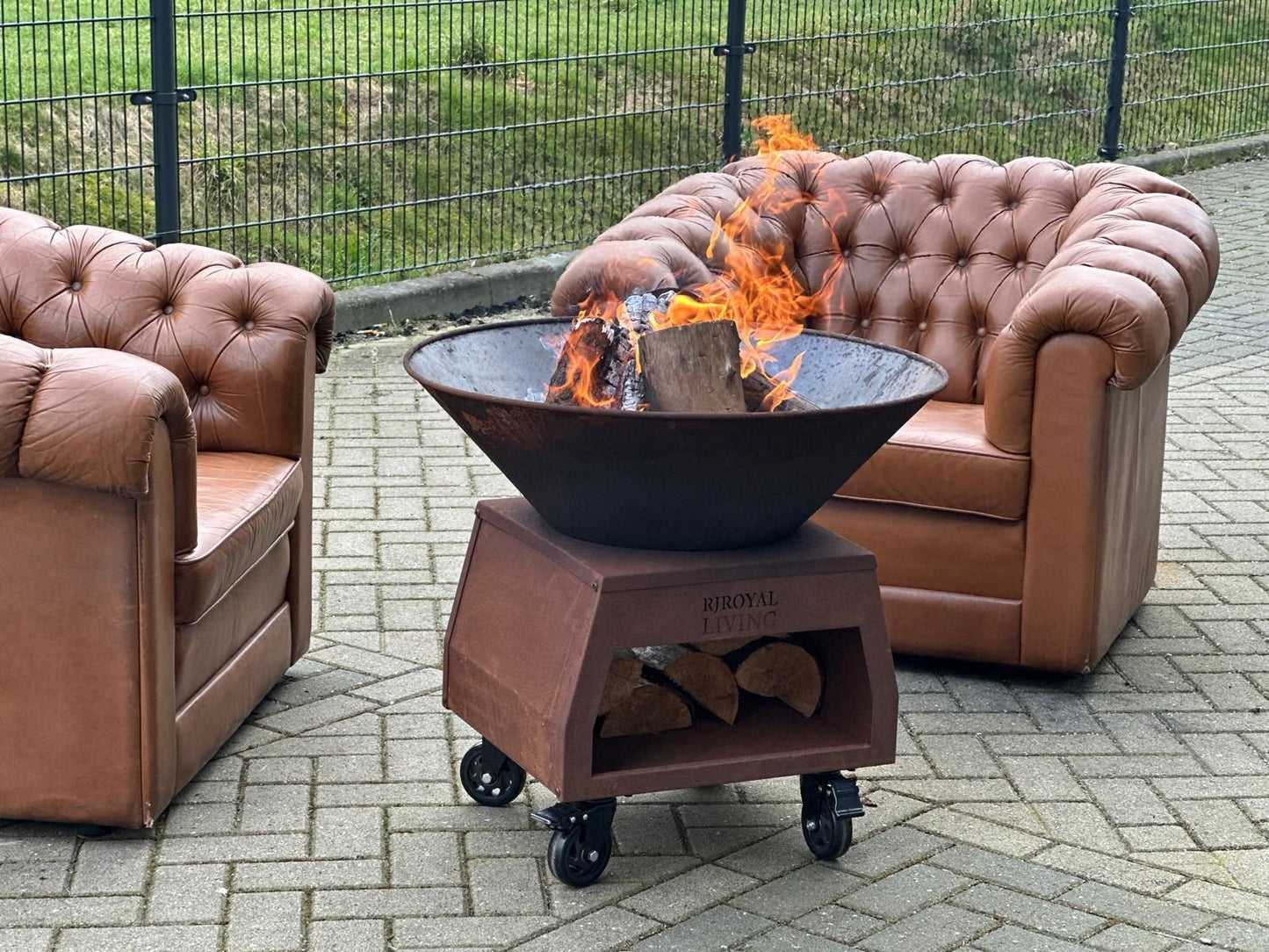 BBQ Plancha Grill Brasero Feuerschale Cortenstahl mit großen Rädern und Holzlagerung Ø75cm