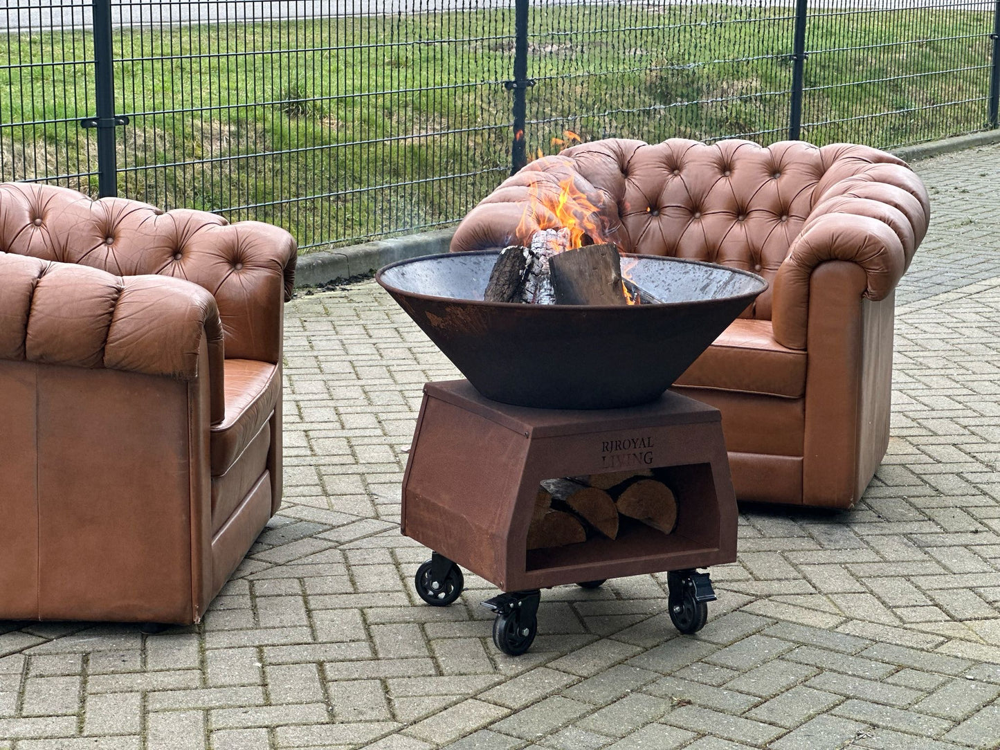 BBQ Plancha Grill Brasero Feuerschale Cortenstahl mit großen Rädern und Holzlagerung Ø75cm