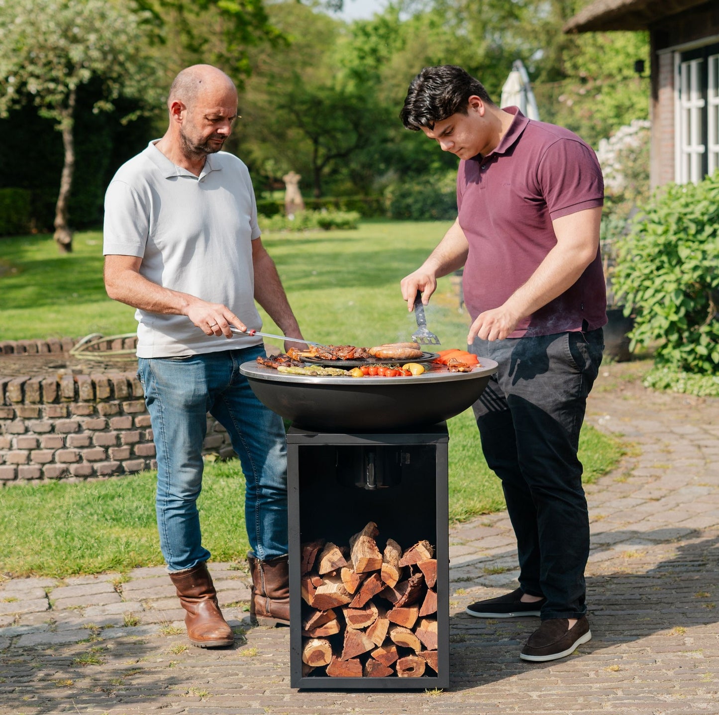 BBQ Plancha Grill Amigo - Mit Abdeckung und Holzaufbewahrung Ø67cm