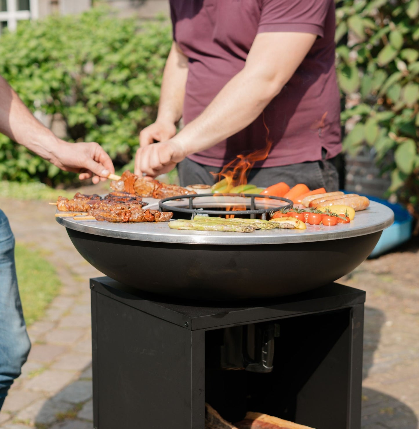 BBQ Plancha Grill Amigo - Mit Abdeckung und Holzaufbewahrung Ø67cm