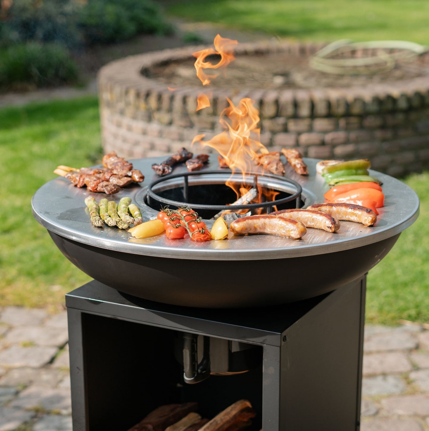 BBQ Plancha Grill Amigo - Mit Abdeckung und Holzaufbewahrung Ø67cm