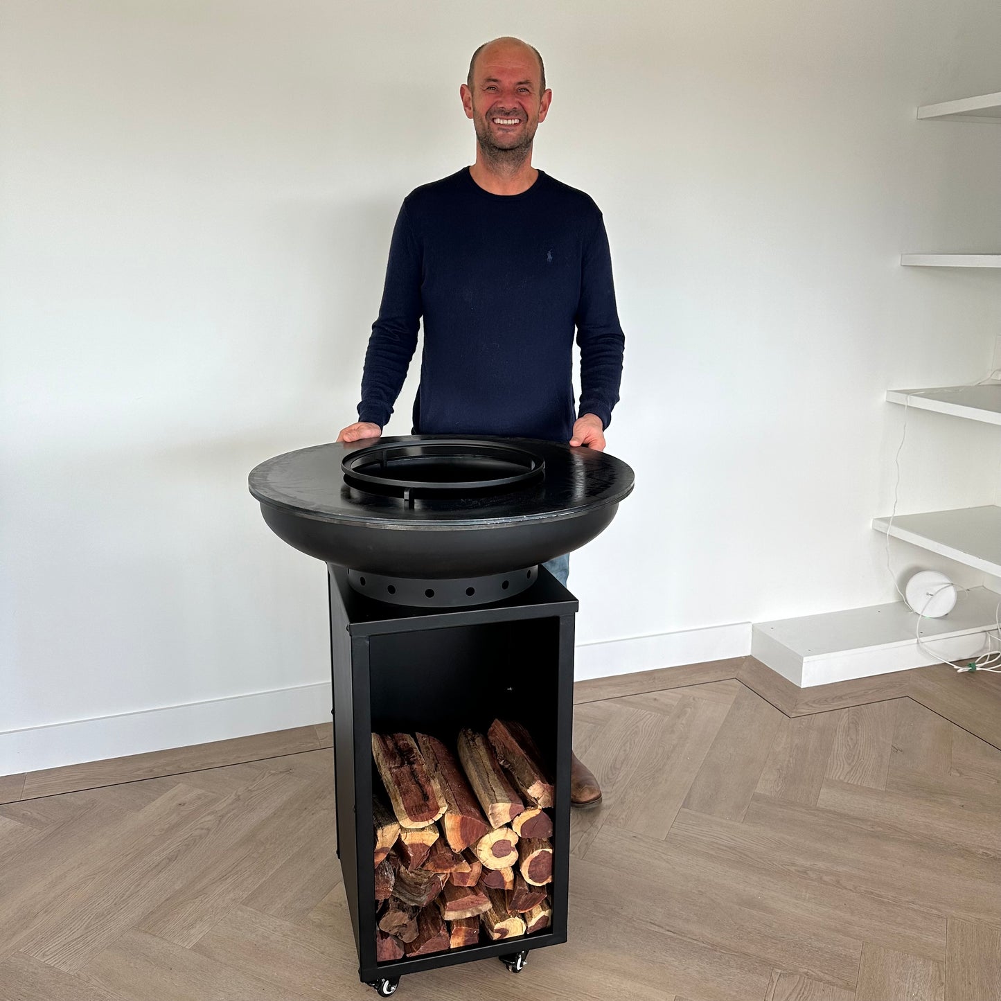 BBQ Plancha Grill Blackline 8mm Camarada 2.0 - Mit Holzschürhaken und Holzlagerung Ø70cm