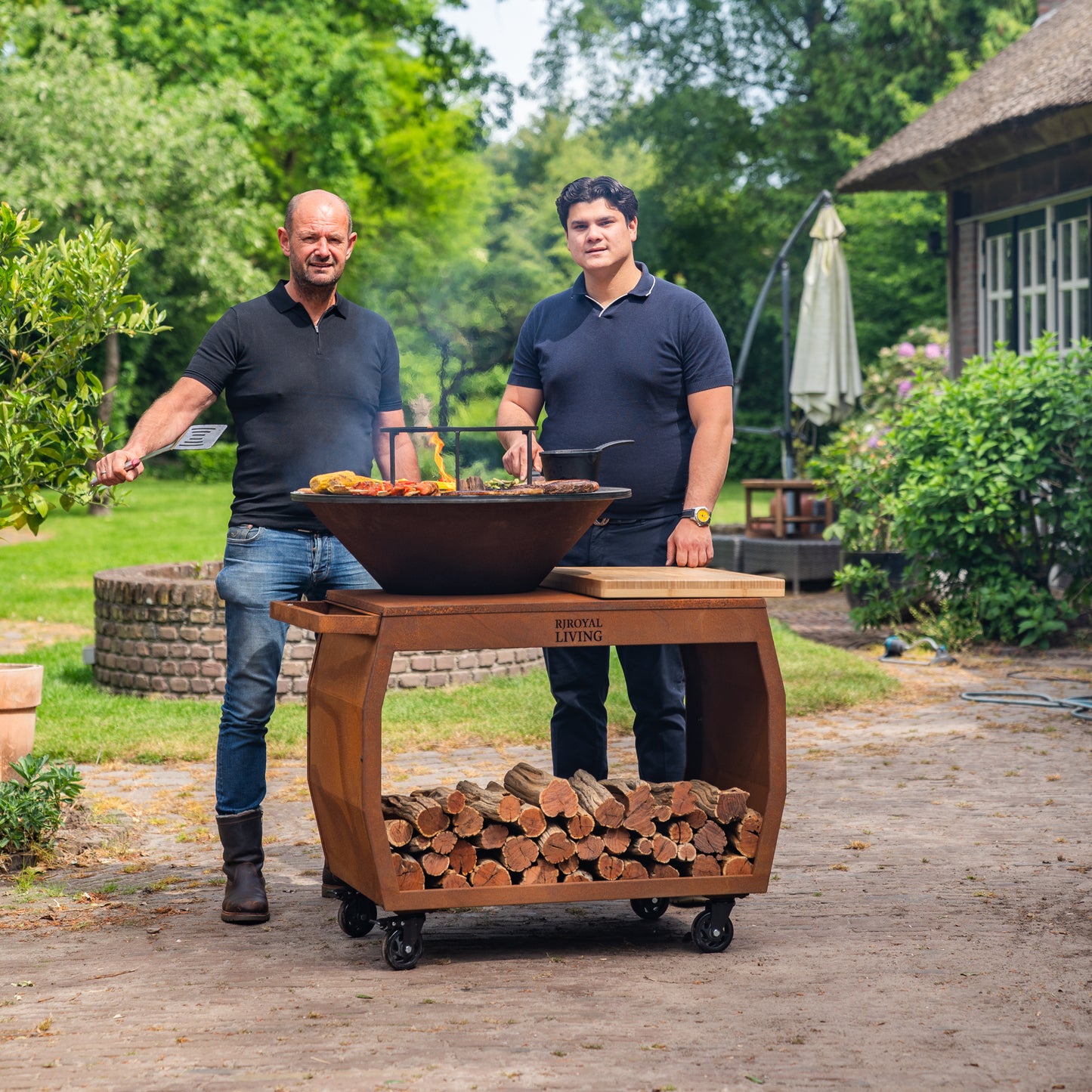 BBQ Plancha Grill Big Jack Cortenstahl 2.0 - Mit Schürhaken und Holzablage - inkl. Schneidebrett