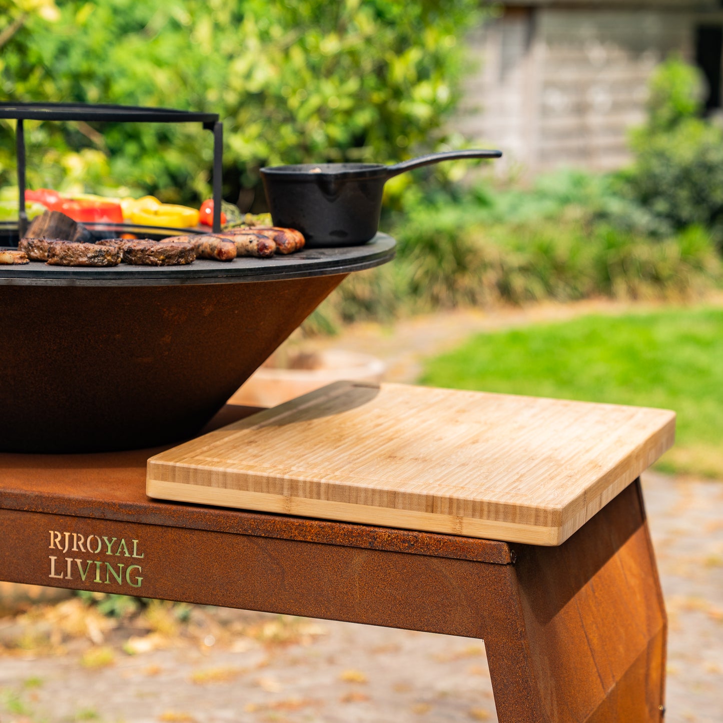 BBQ Plancha Grill Big Jack Cortenstahl 2.0 - Mit Schürhaken und Holzablage - inkl. Schneidebrett