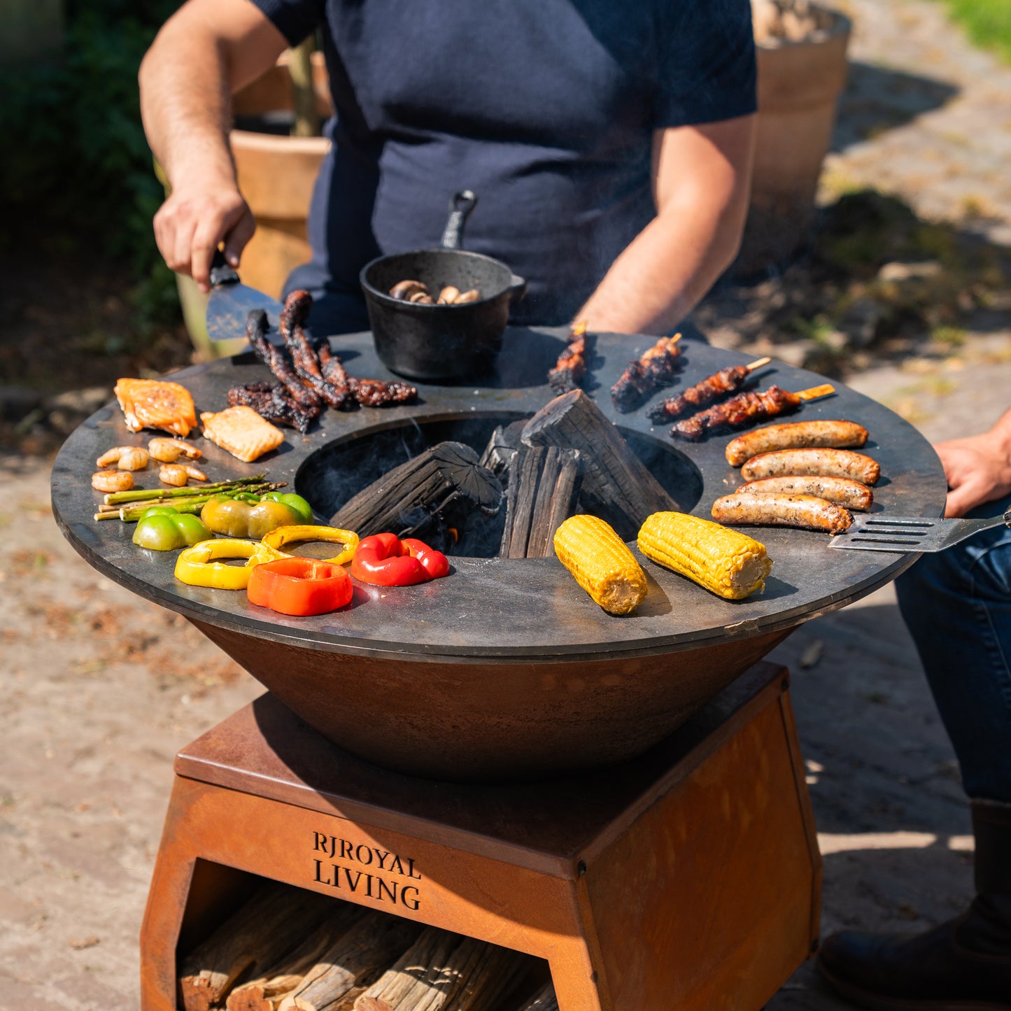 BBQ Plancha Grill Brasero Feuerschale Cortenstahl mit großen Rädern, Holzlager und Backblech Ø80cm