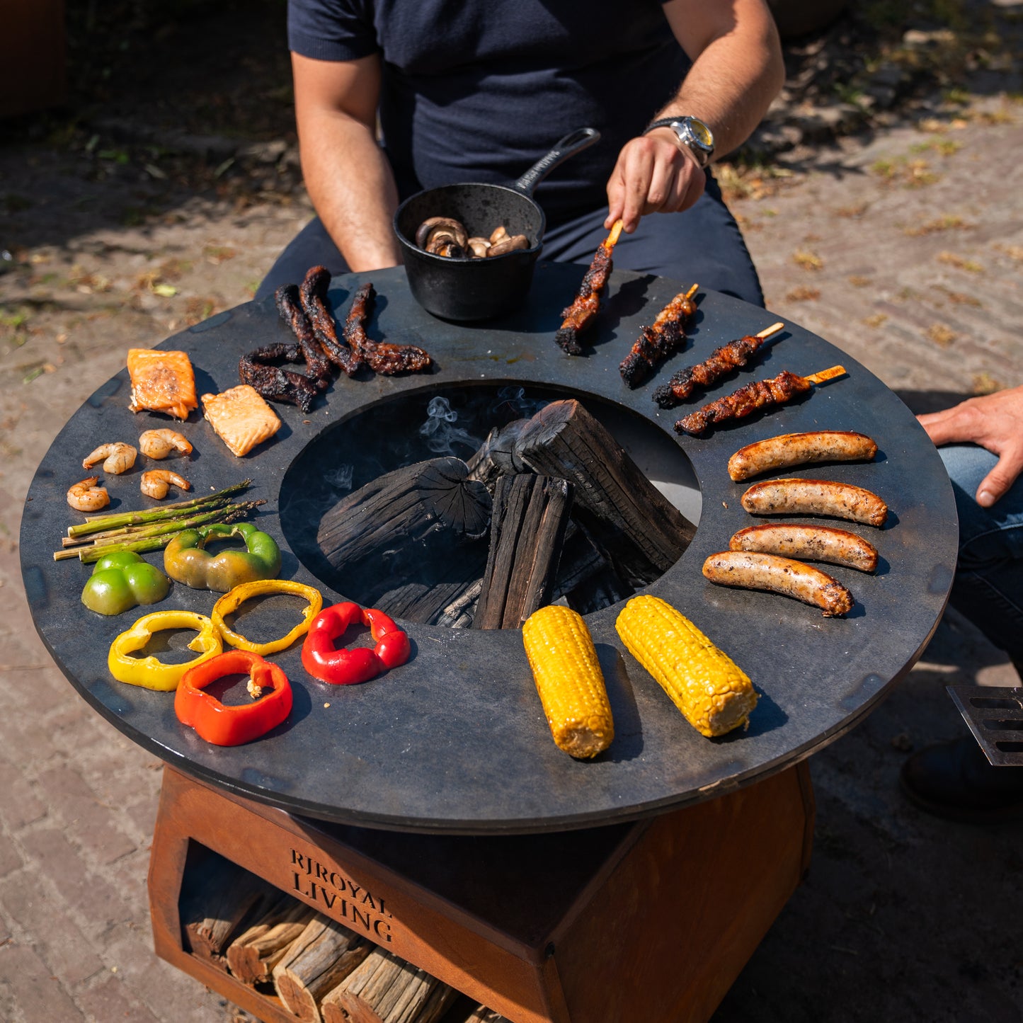 BBQ Plancha Grill Brasero Feuerschale Cortenstahl mit großen Rädern, Holzlager und Backblech Ø80cm