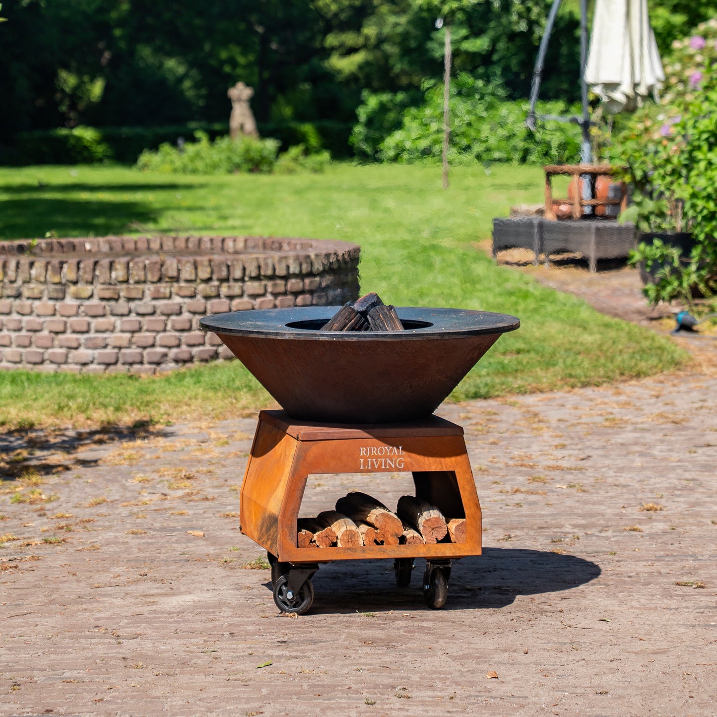 BBQ Plancha Grill Brasero Feuerschale Cortenstahl mit großen Rädern, Holzlager und Backblech Ø80cm