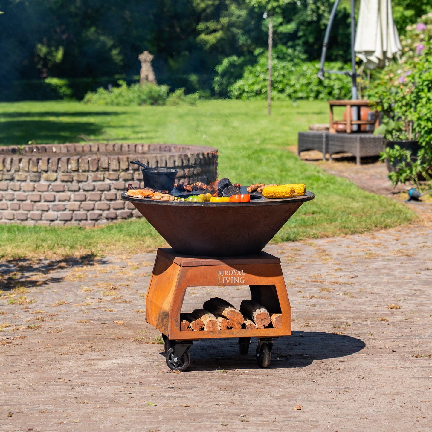 BBQ Plancha Grill Brasero Feuerschale Cortenstahl mit großen Rädern, Holzlager und Backblech Ø80cm