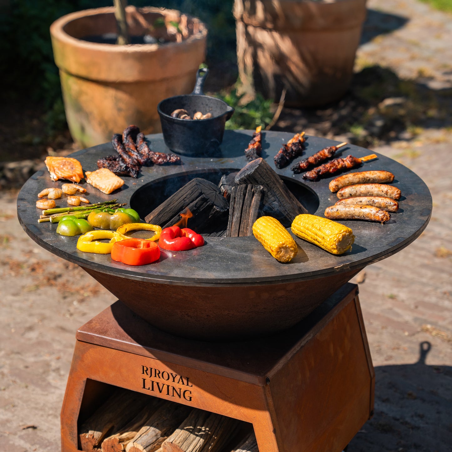 BBQ Plancha Grill Brasero Feuerschale Cortenstahl mit großen Rädern, Holzlager und Backblech Ø80cm
