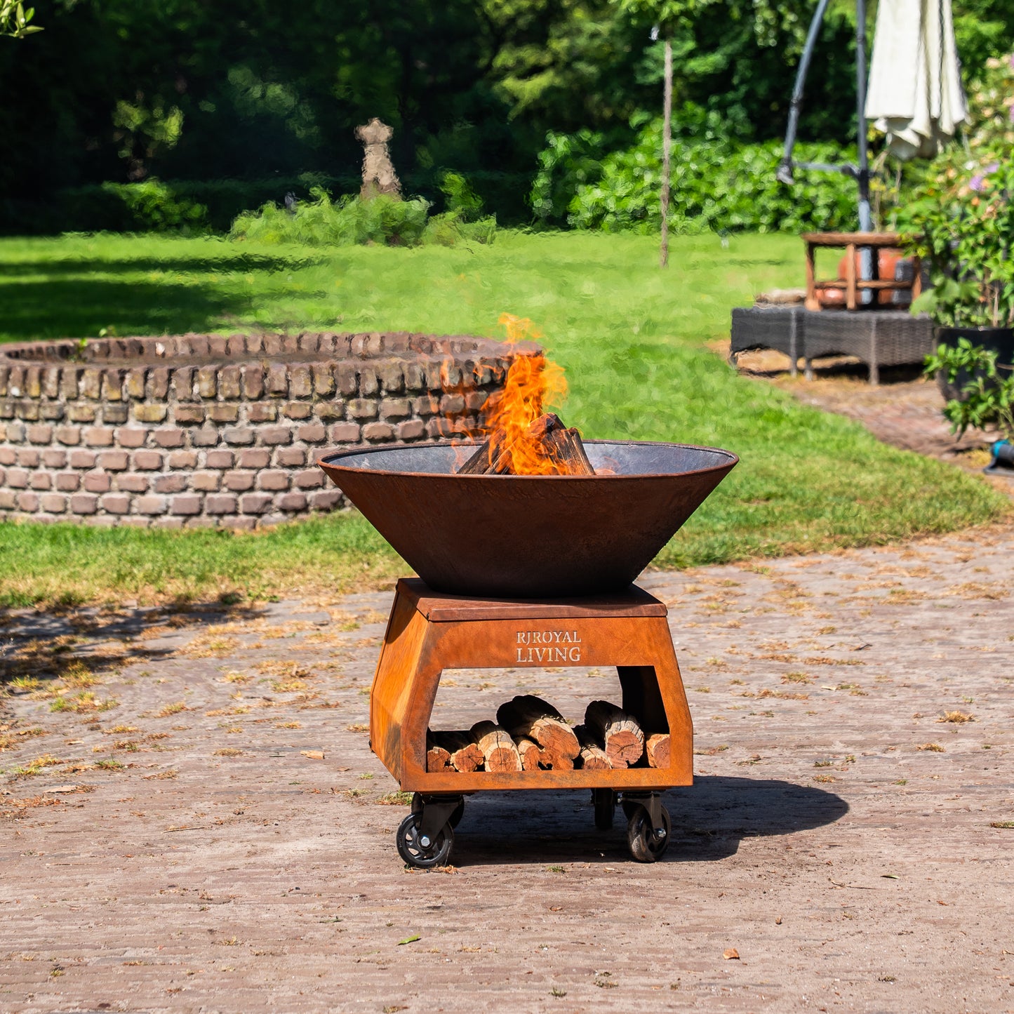 BBQ Plancha Grill Brasero Feuerschale Cortenstahl mit großen Rädern und Holzlagerung Ø75cm