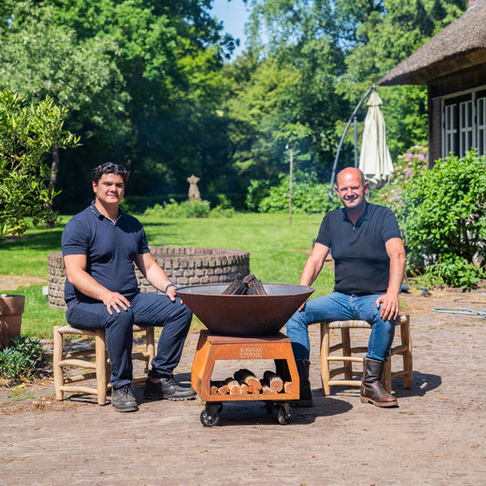 BBQ Plancha Grill Brasero Feuerschale Cortenstahl mit großen Rädern und Holzlagerung Ø75cm