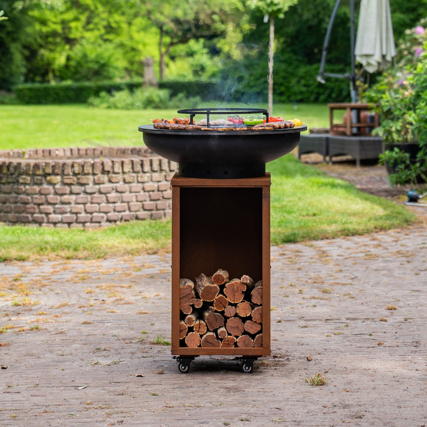BBQ Plancha Grill Blackline Cortenstahl 8mm Camarada 2.0 - Mit Holzlagerung Ø70cm