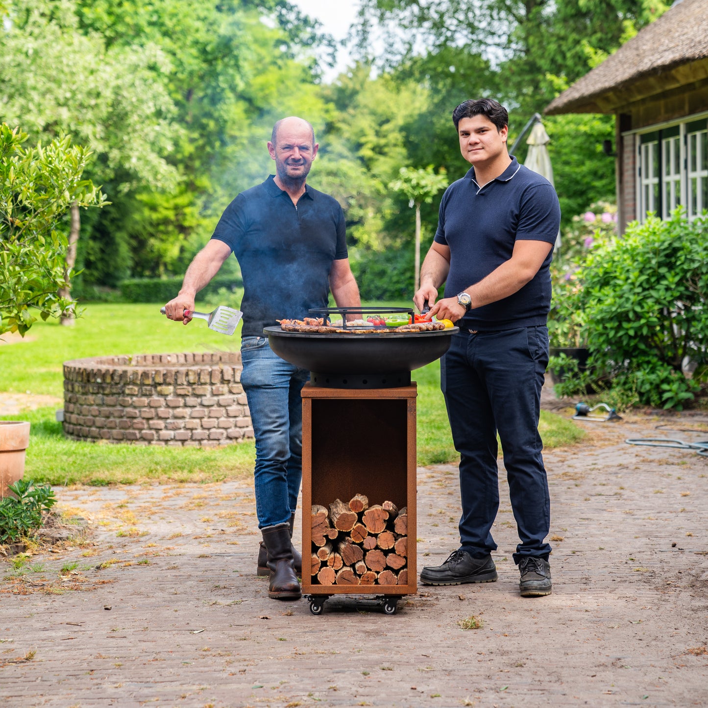 BBQ Plancha Grill Blackline Cortenstahl 8mm Camarada 2.0 - Mit Holzlagerung Ø70cm