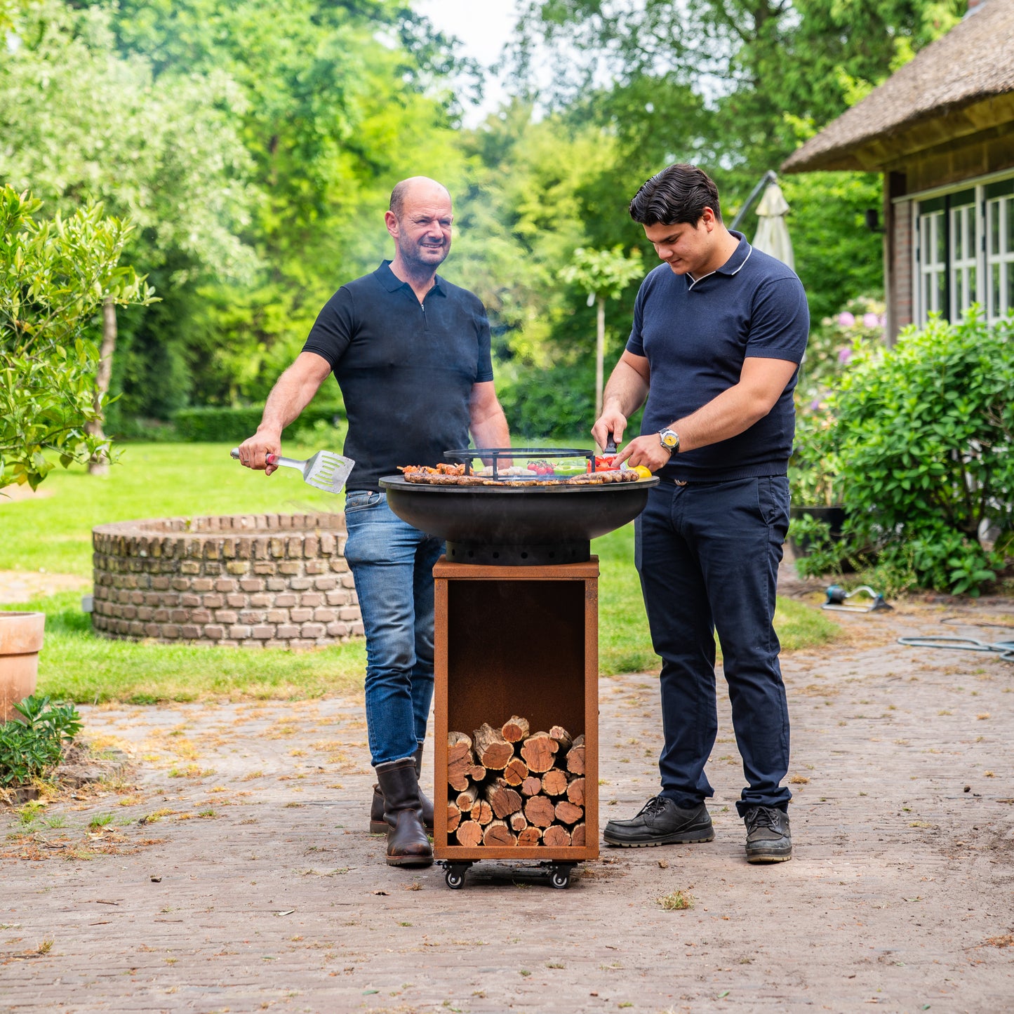 BBQ Plancha Grill Blackline Cortenstahl 8mm Camarada 2.0 - Mit Holzlagerung Ø70cm