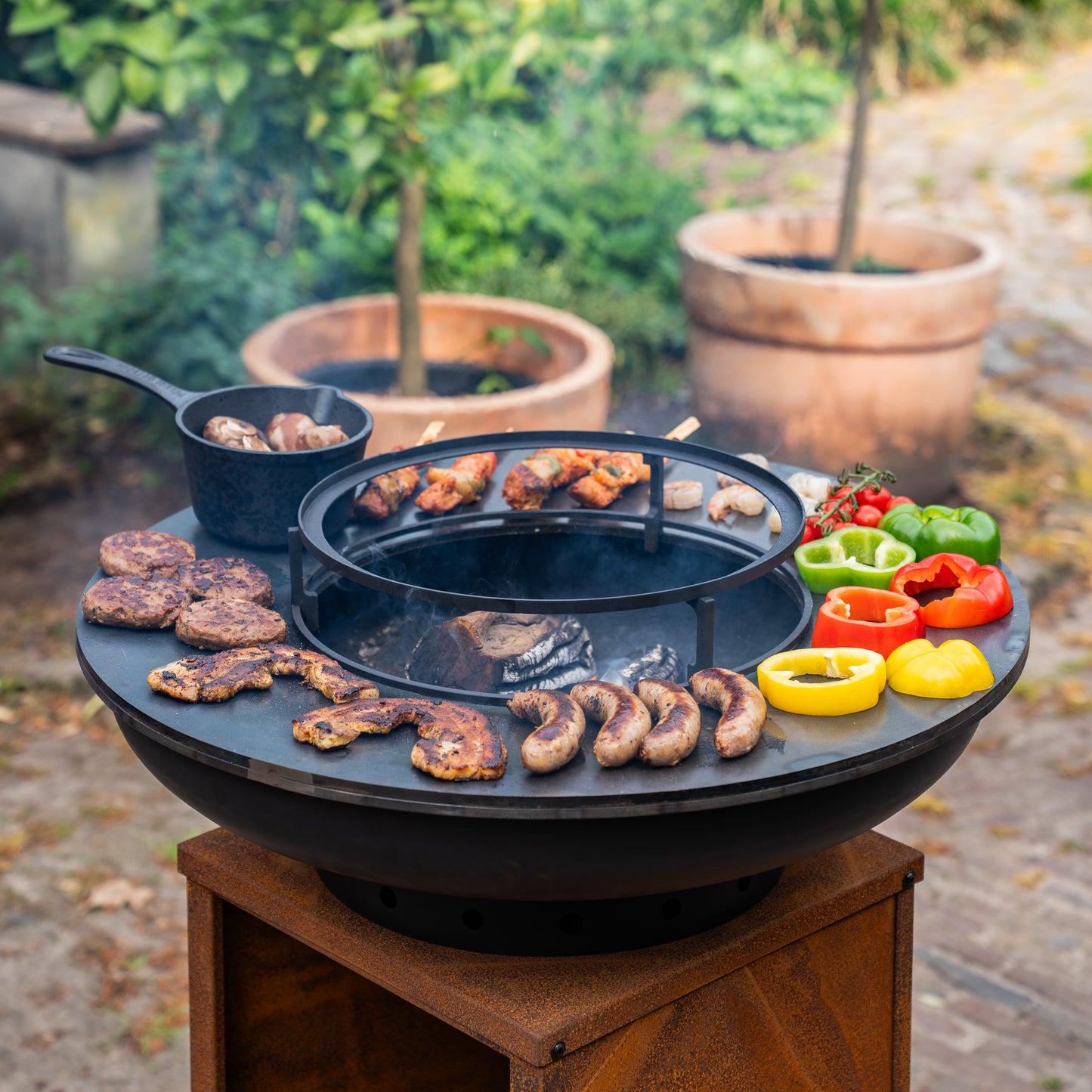 BBQ Plancha Grill Blackline Cortenstahl 8mm Camarada 2.0 - Mit Holzlagerung Ø70cm