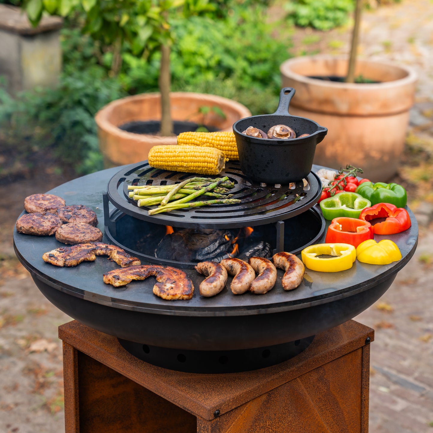 BBQ Plancha Grill Blackline Cortenstahl 8mm Camarada 2.0 - Mit Holzlagerung Ø70cm