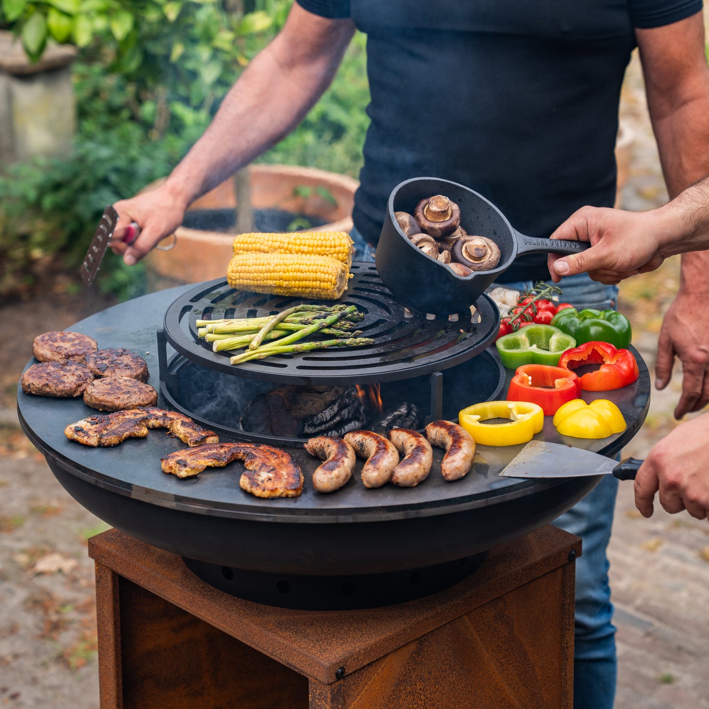 BBQ Plancha Grill Blackline Cortenstahl 8mm Camarada 2.0 - Mit Holzlagerung Ø70cm