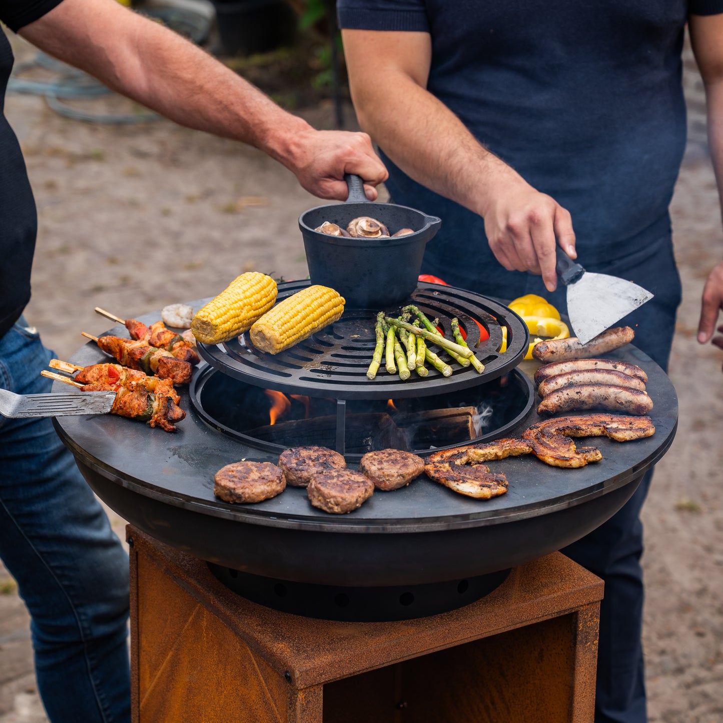 BBQ Plancha Grill Blackline Cortenstahl 8mm Camarada 2.0 - Mit Holzlagerung Ø70cm