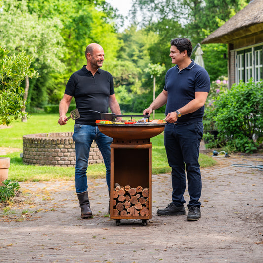 BBQ Plancha Grill Cortenstahl 8mm Camarada 2.0 - Mit Holzschürhaken und Holzlagerung Ø70cm