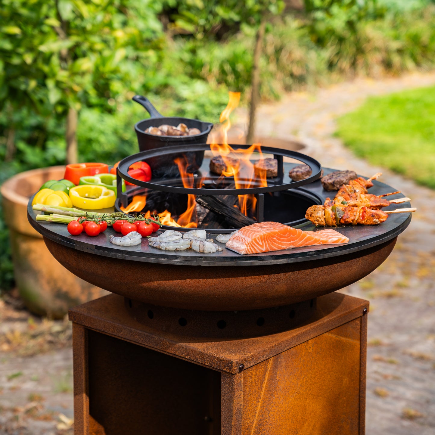 BBQ Plancha Grill Cortenstahl 8mm Camarada 2.0 - Mit Holzschürhaken und Holzlagerung Ø70cm
