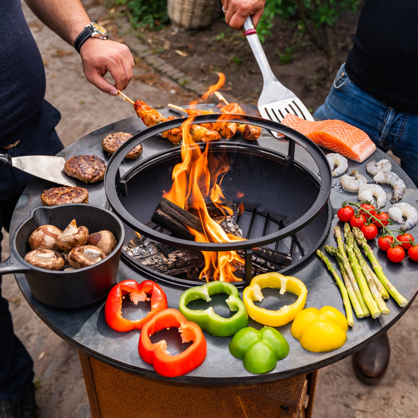 BBQ Plancha Grill Cortenstahl 8mm Camarada 2.0 - Mit Holzschürhaken und Holzlagerung Ø70cm