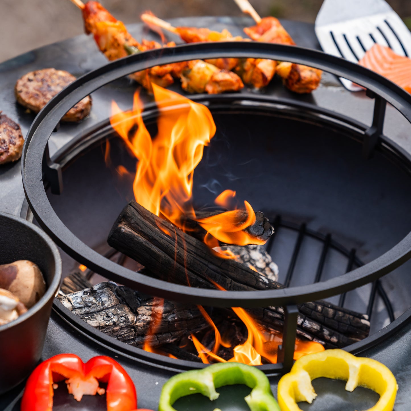 BBQ Plancha Grill Cortenstahl 8mm Camarada 2.0 - Mit Holzschürhaken und Holzlagerung Ø70cm