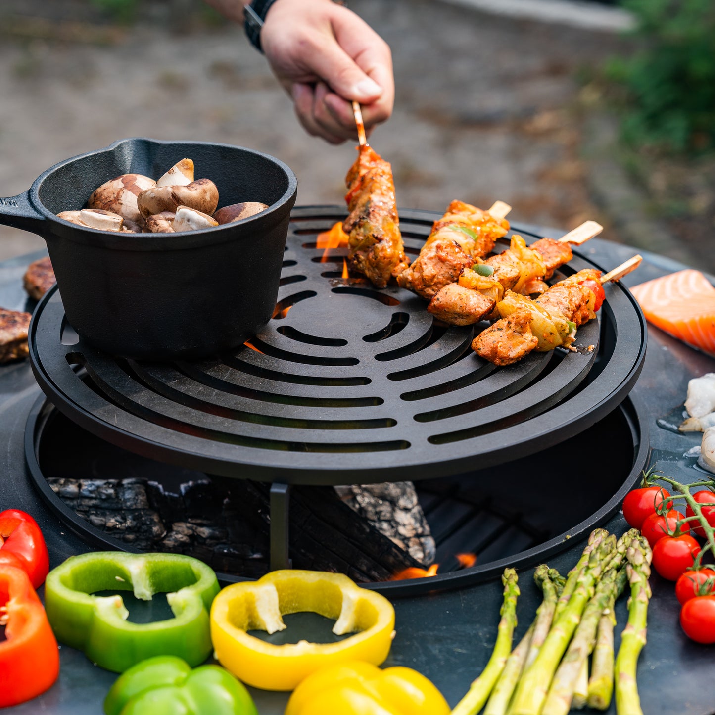 BBQ Plancha Grill Cortenstahl 8mm Camarada 2.0 - Mit Holzschürhaken und Holzlagerung Ø70cm