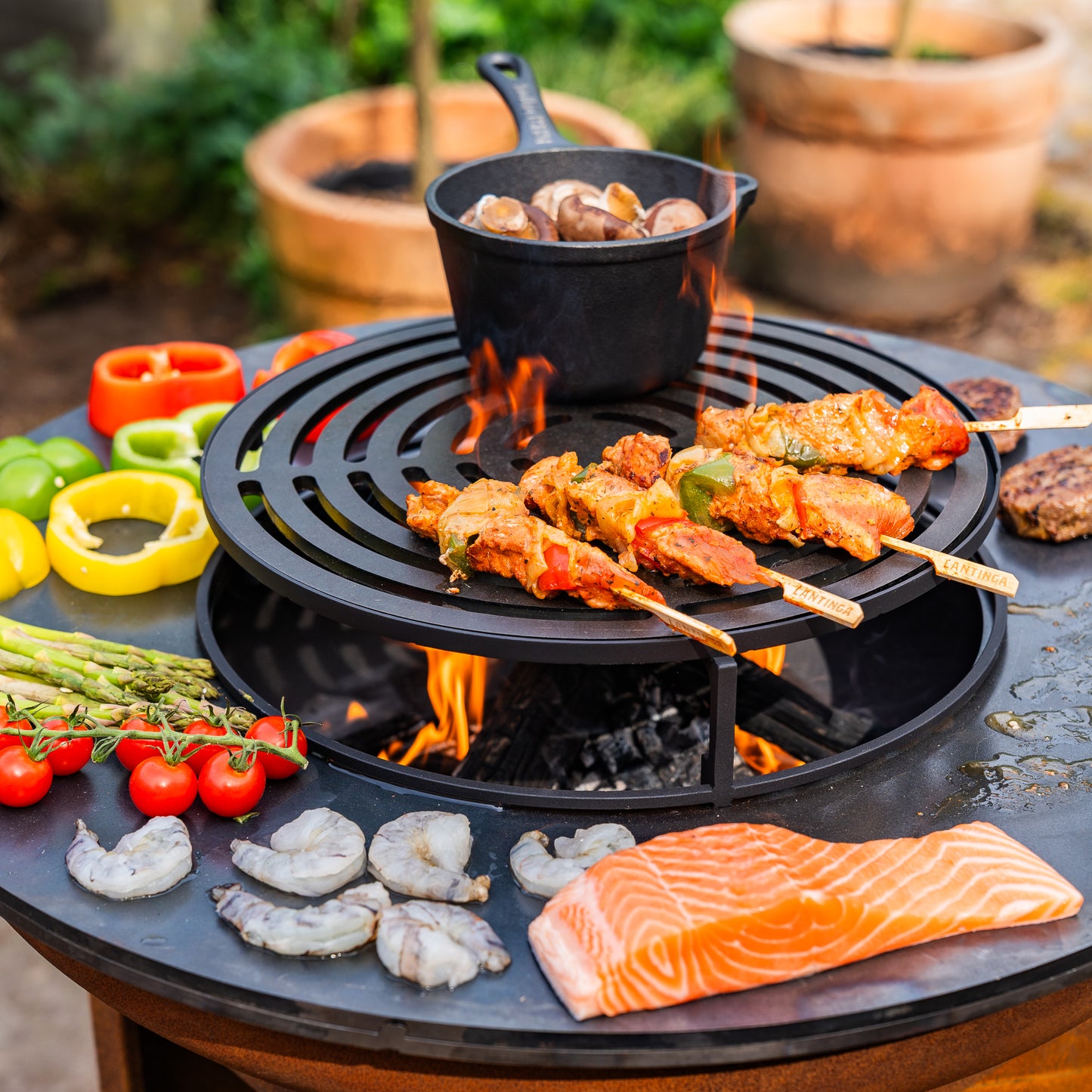 BBQ Plancha Grill Cortenstahl 8mm Camarada 2.0 - Mit Holzschürhaken und Holzlagerung Ø70cm