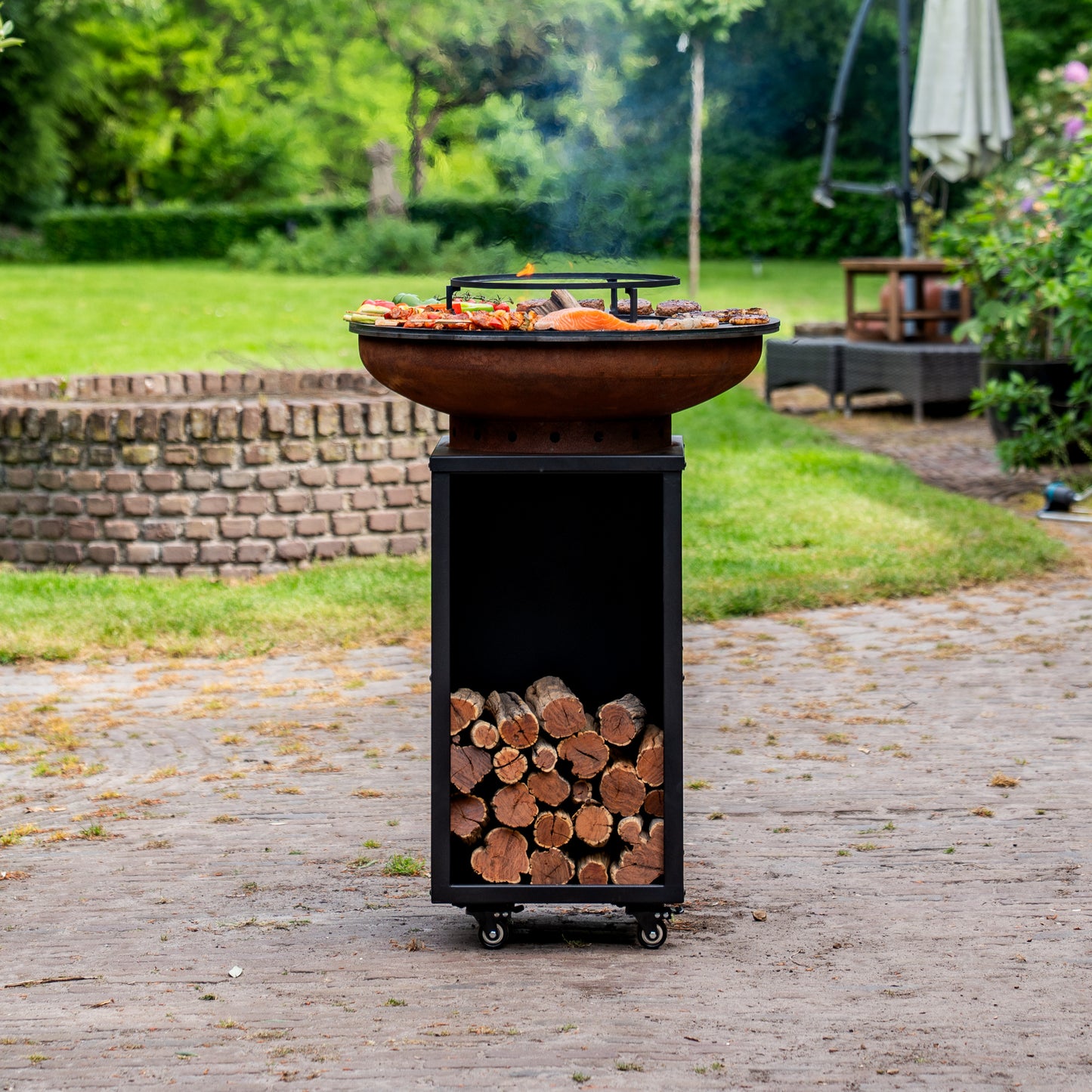 BBQ Plancha Grill Camarada Cortenstahl Blackline 2.0 - Mit Holzschürhaken und Holzaufbewahrung Ø70cm