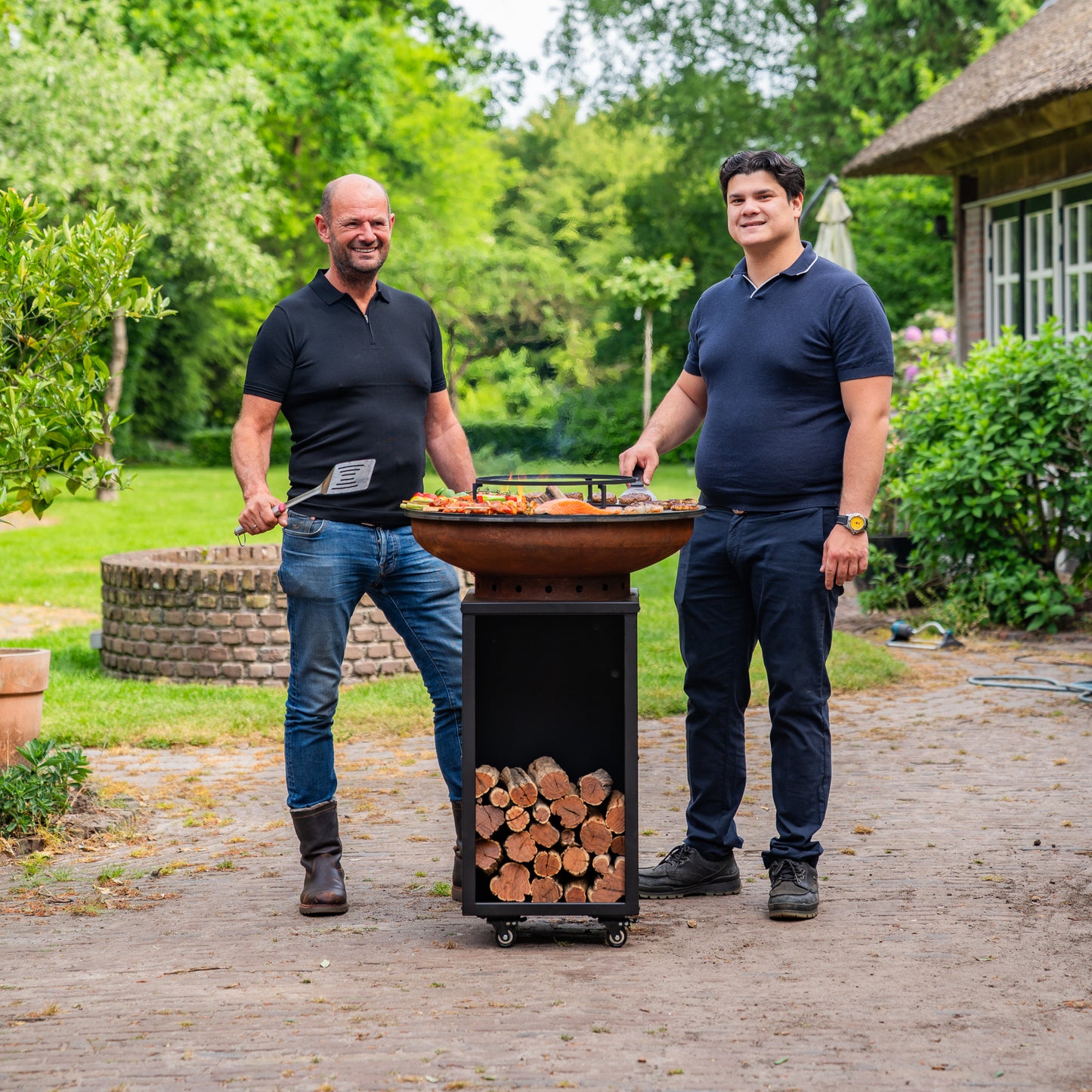 BBQ Plancha Grill Camarada Cortenstahl Blackline 2.0 - Mit Holzschürhaken und Holzaufbewahrung Ø70cm