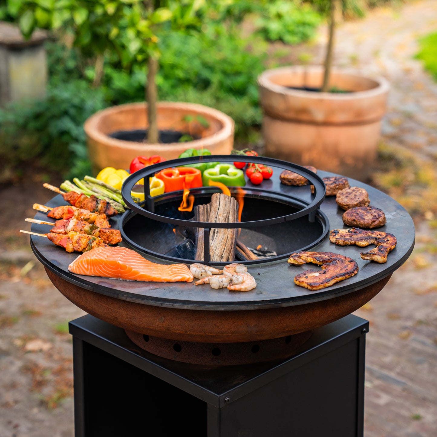 BBQ Plancha Grill Camarada Cortenstahl Blackline 2.0 - Mit Holzschürhaken und Holzaufbewahrung Ø70cm