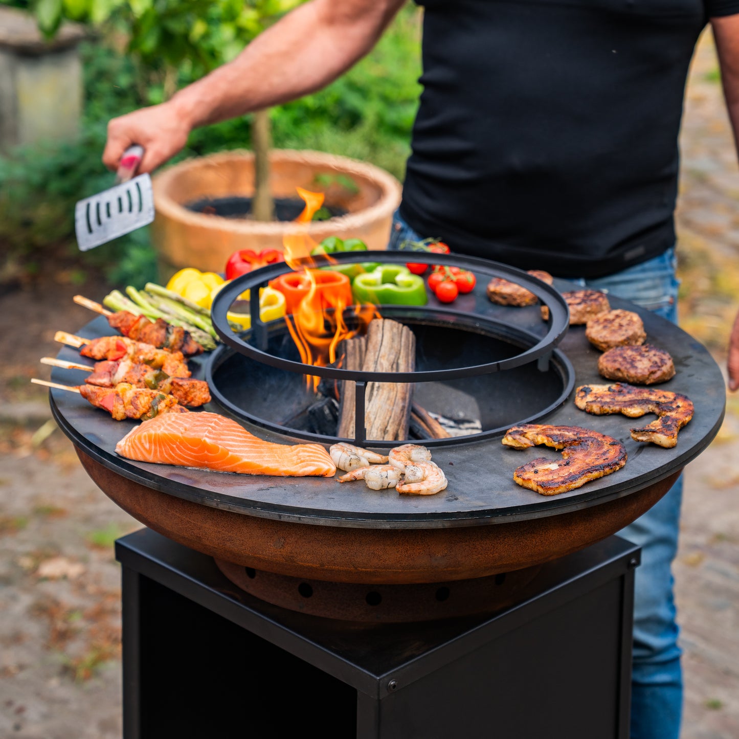 BBQ Plancha Grill Camarada Cortenstahl Blackline 2.0 - Mit Holzschürhaken und Holzaufbewahrung Ø70cm