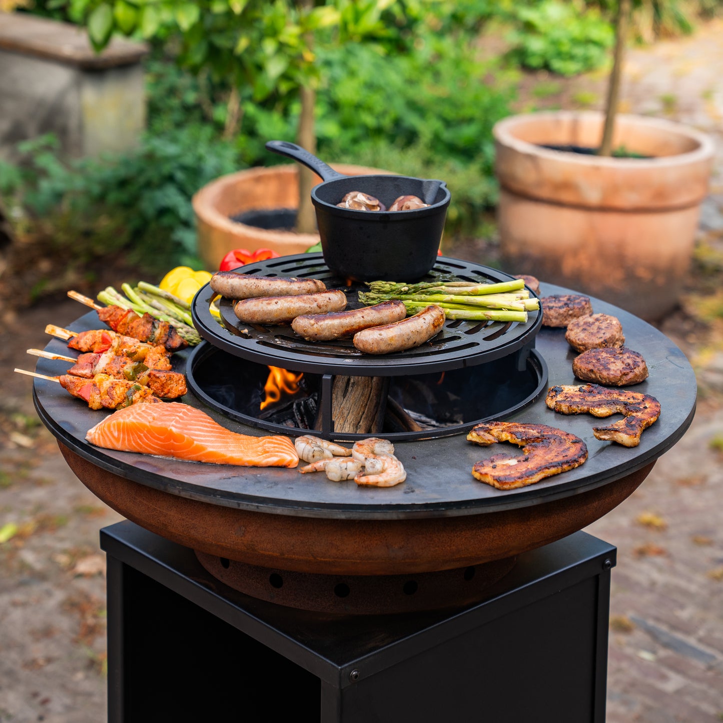 BBQ Plancha Grill Camarada Cortenstahl Blackline 2.0 - Mit Holzschürhaken und Holzaufbewahrung Ø70cm