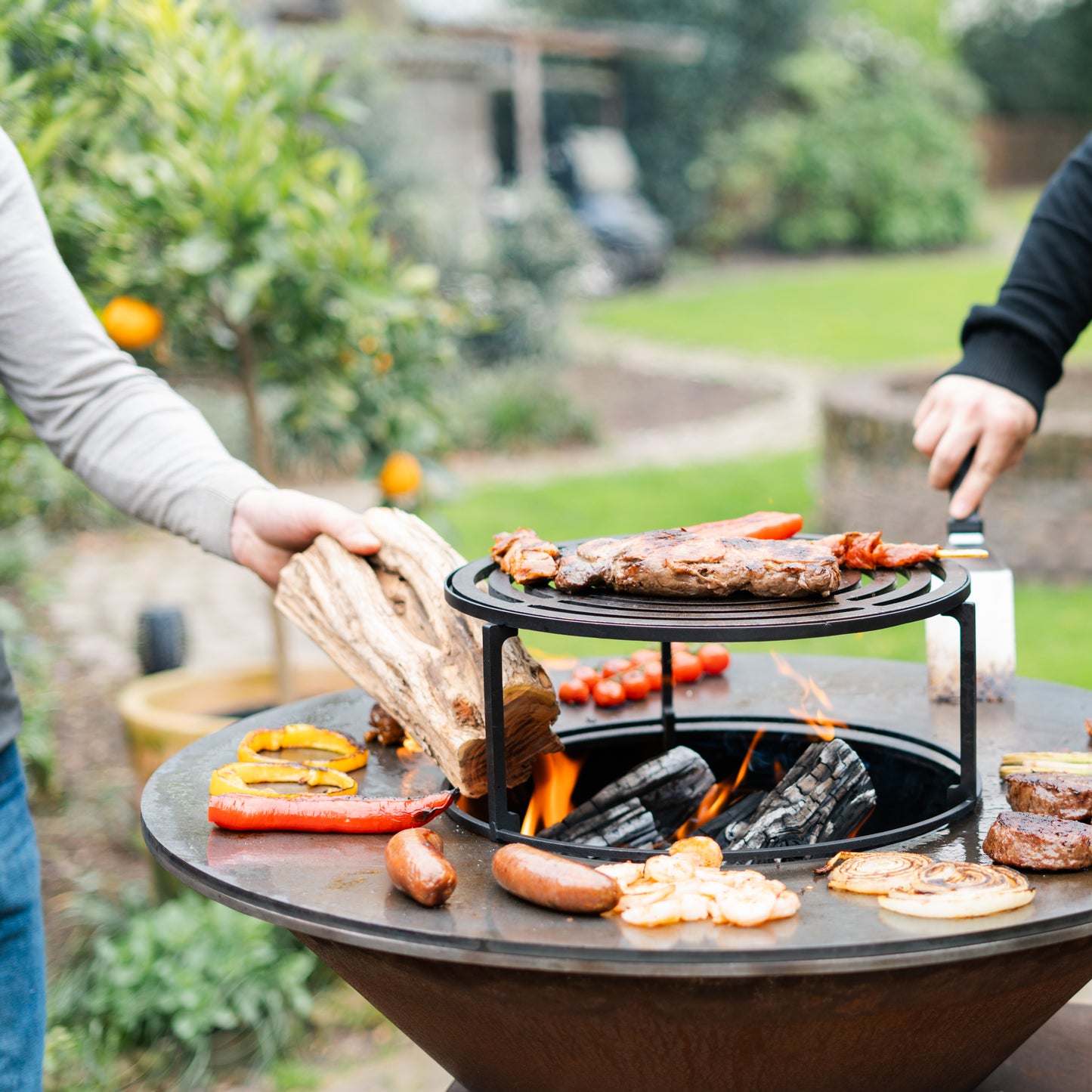 BBQ Plancha Grill Compañero XXL 2.0 Cortenstahl - Mit Schürhaken und Holzaufbewahrung Ø80cm