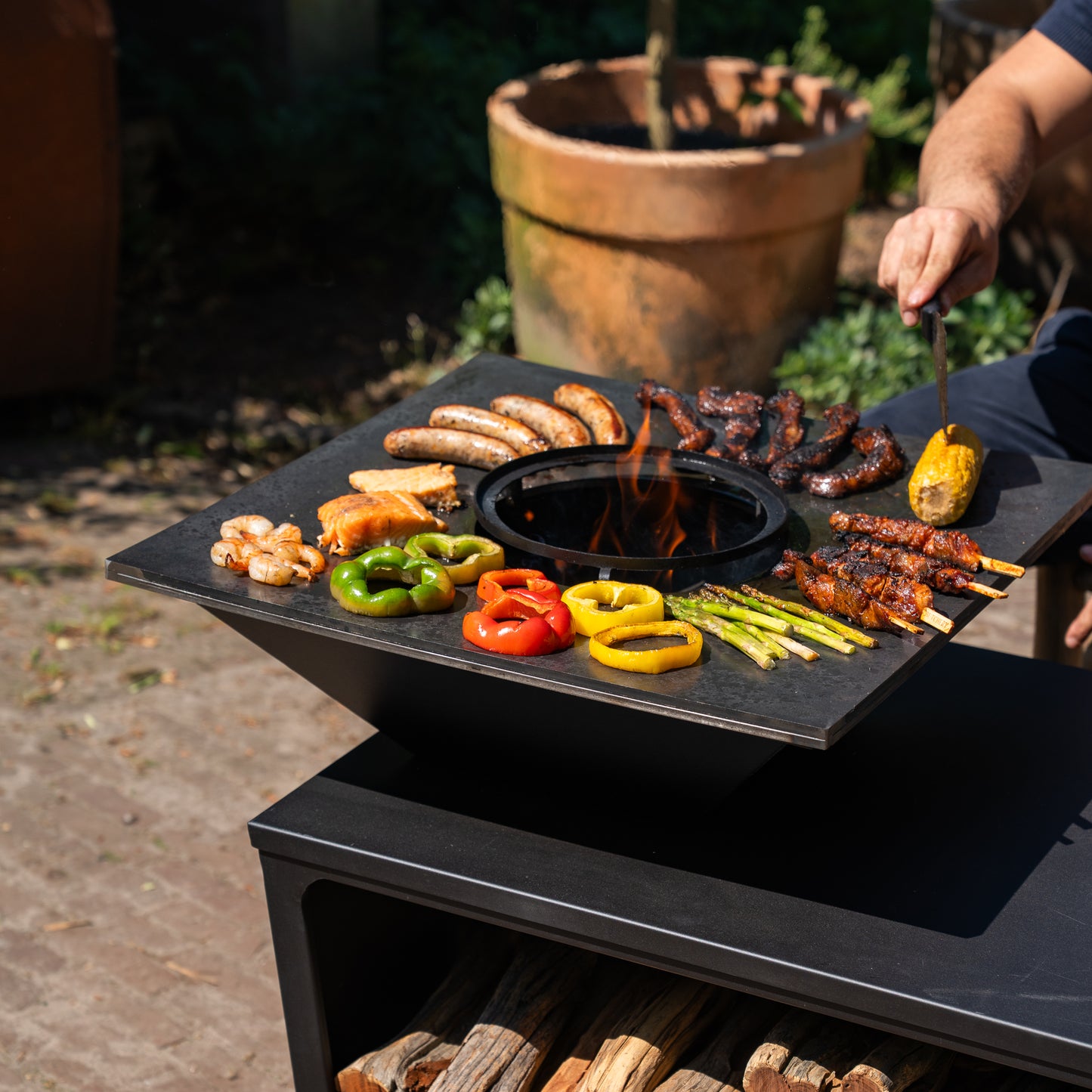 BBQ Plancha Grill Compañía - mit Abdeckung und Holzspeicher 60Ø - Inkl. Schneidebrett