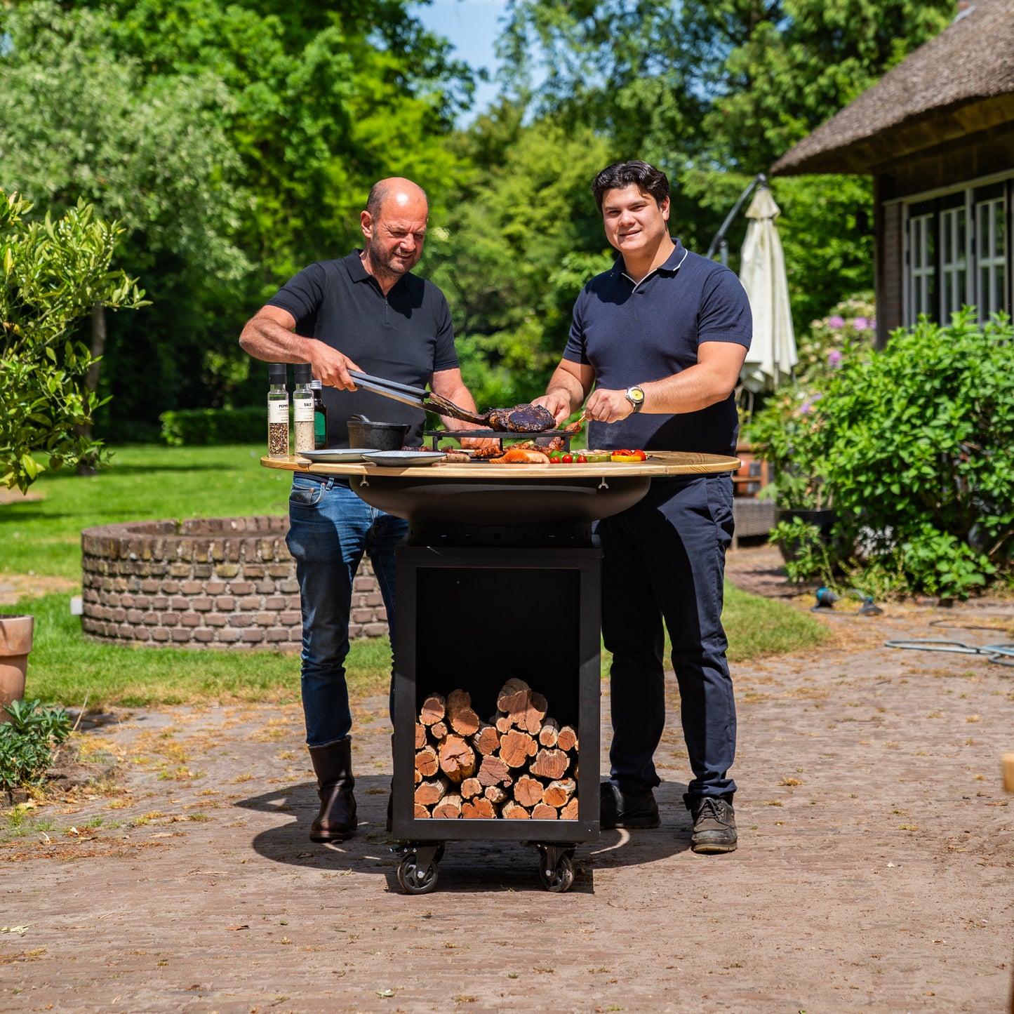 BBQ Plancha Grill Hermano XXL Blackline - Ø80cm 8mm Mit Holzumrandung Mesa