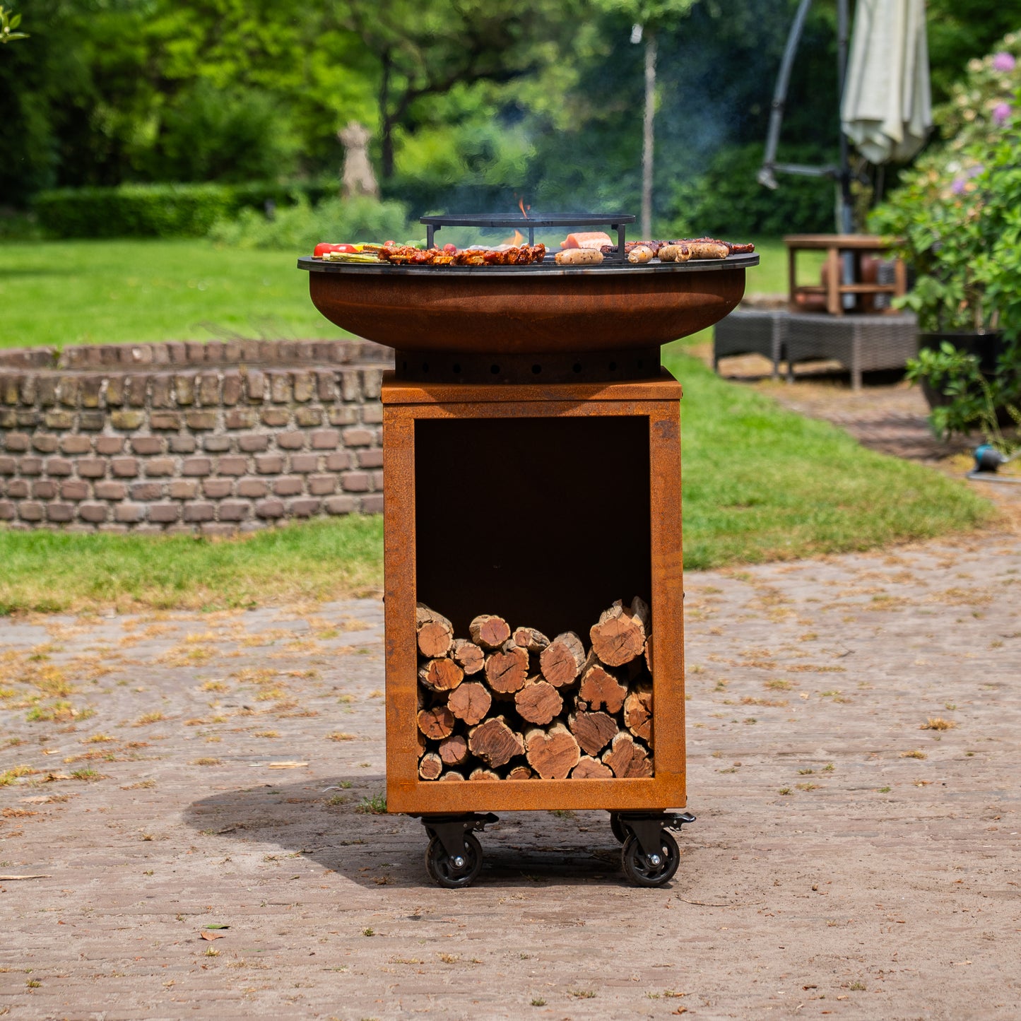 BBQ Plancha Grill Hermano XXL Cortenstahl - Mit Holzschürhaken und Holzlagerung Ø80cm 8mm