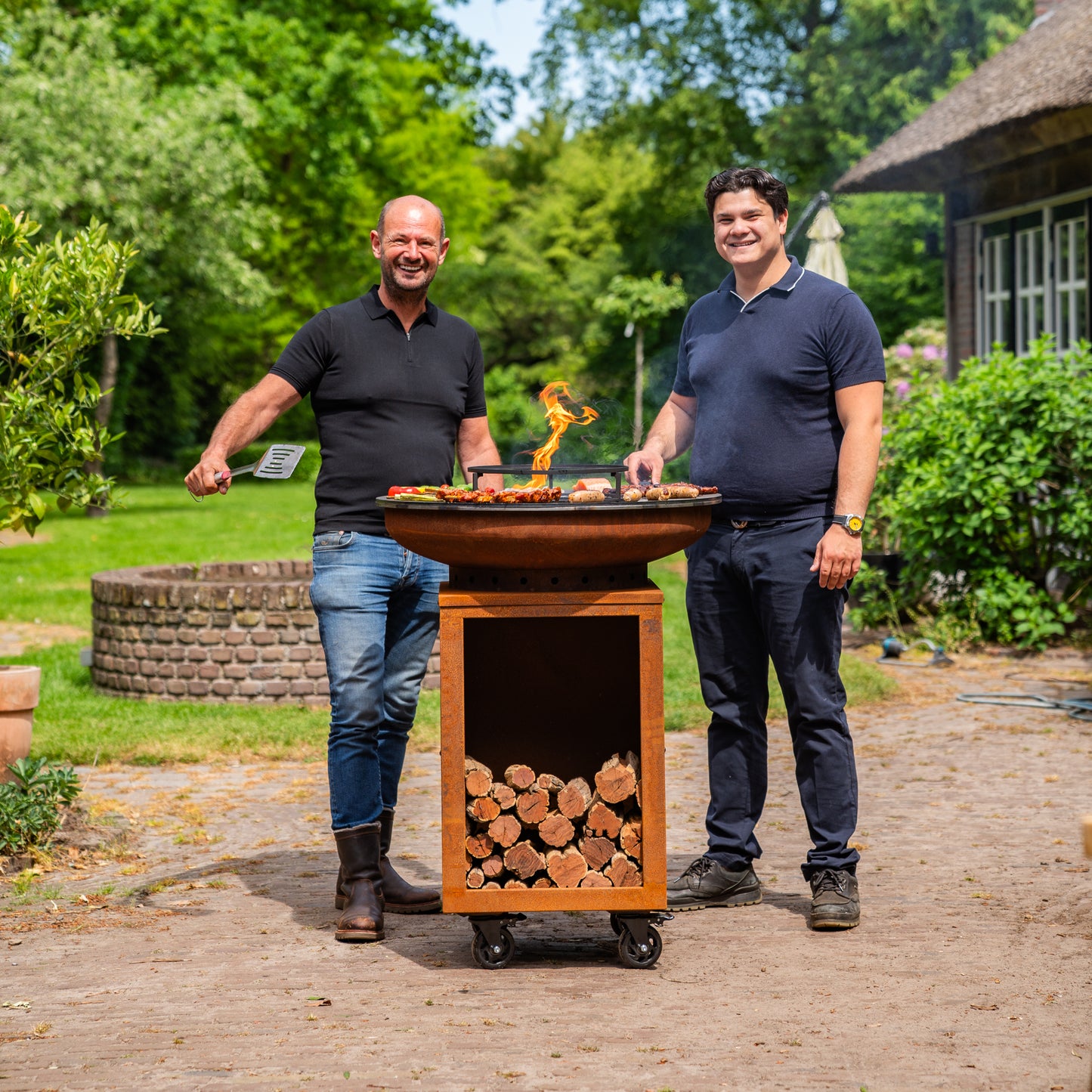 BBQ Plancha Grill Hermano XXL Cortenstahl - Mit Holzschürhaken und Holzlagerung Ø80cm 8mm
