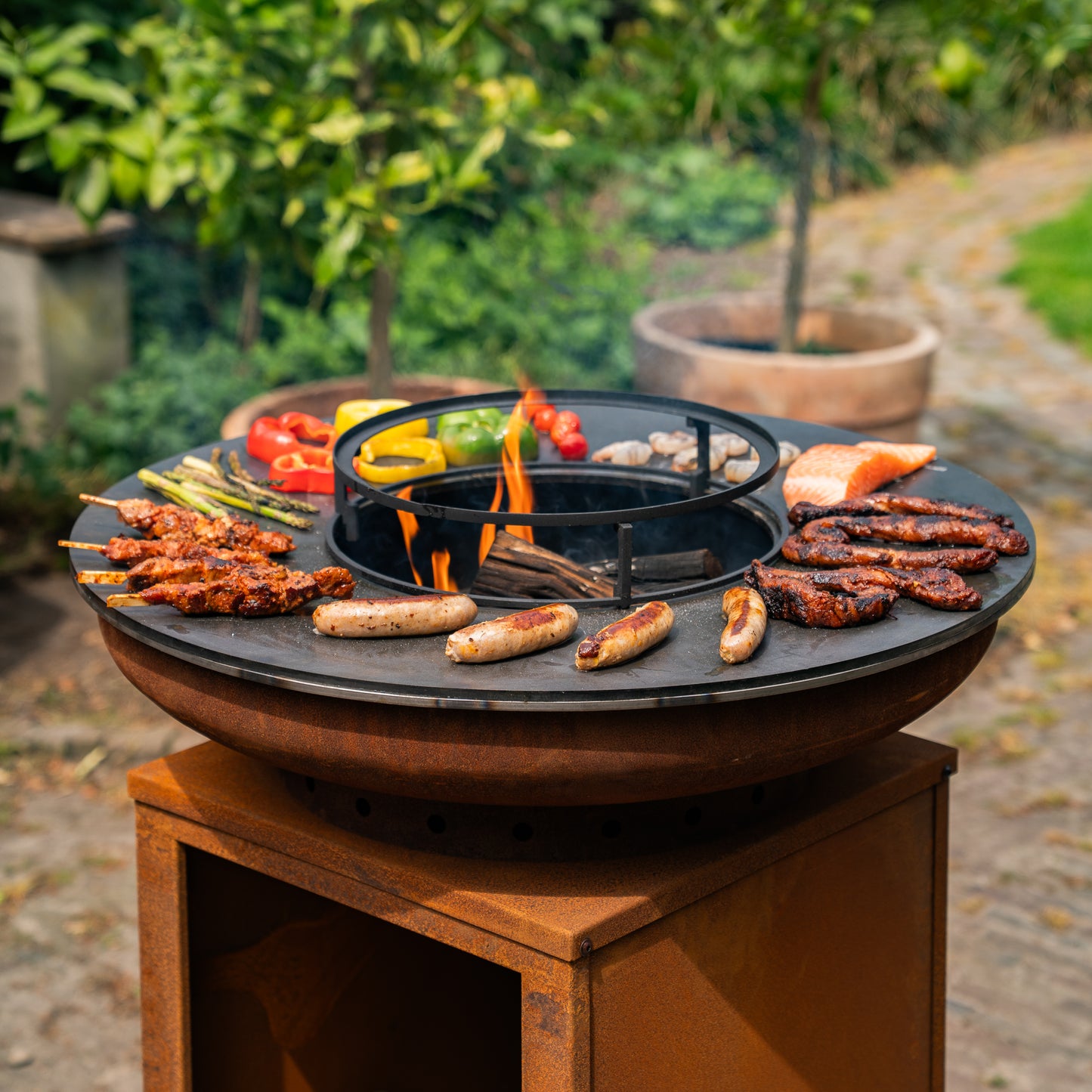 BBQ Plancha Grill Hermano XXL Cortenstahl - Mit Holzschürhaken und Holzlagerung Ø80cm 8mm