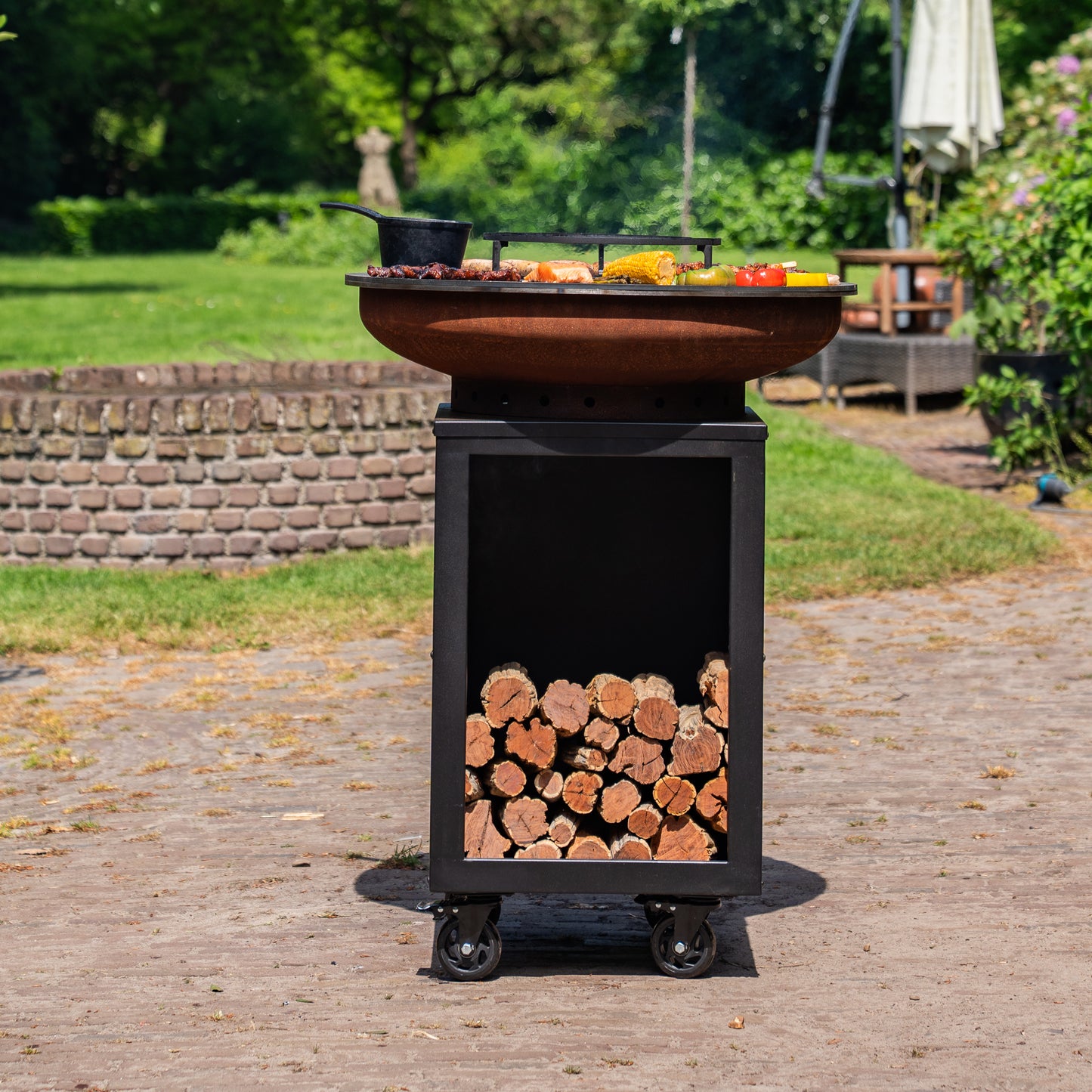 BBQ Plancha Grill Hermano XXL Cortenstahl Blackline - Mit Holzschürhaken und Holzlagerung Ø80cm 8mm