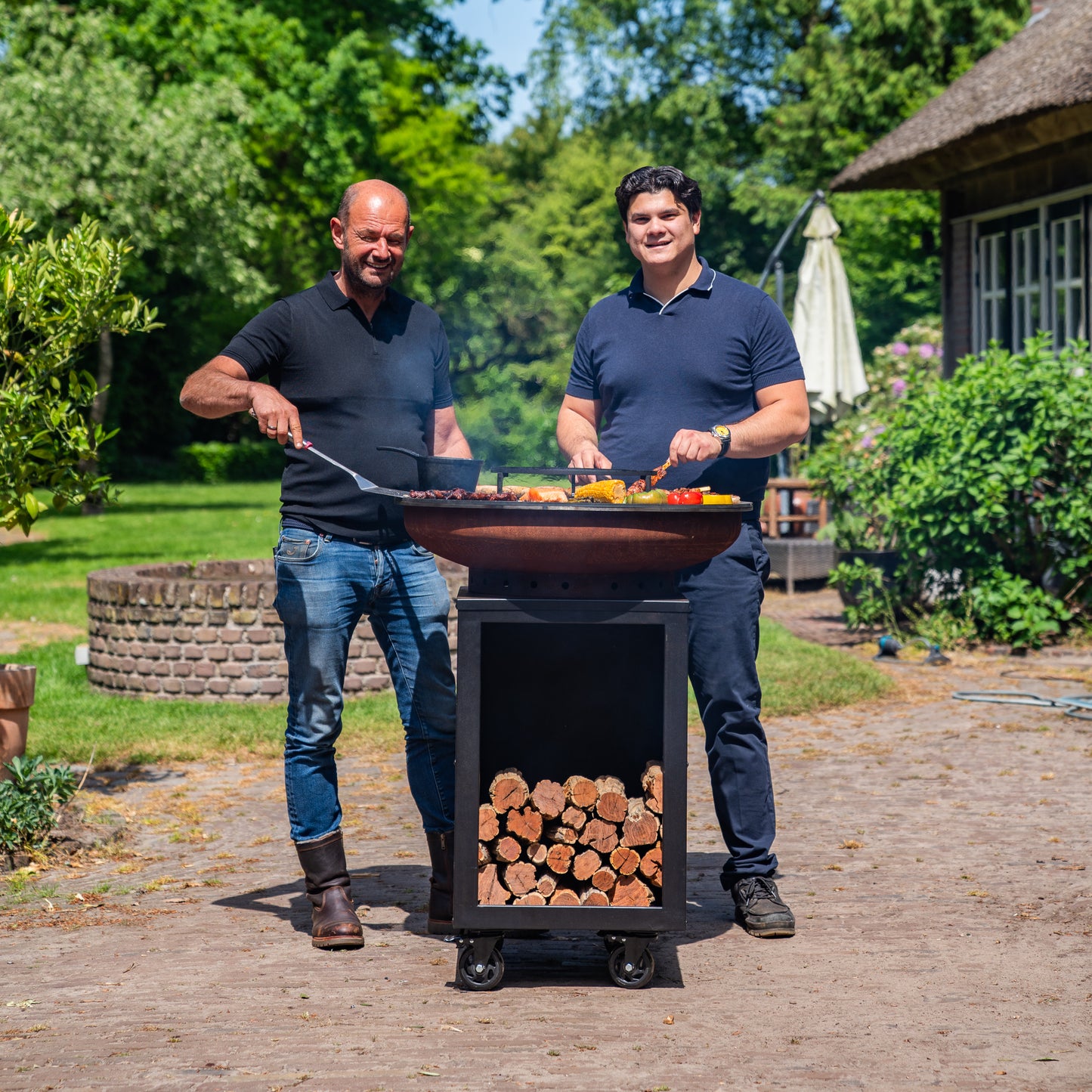 BBQ Plancha Grill Hermano XXL Cortenstahl Blackline - Mit Holzschürhaken und Holzlagerung Ø80cm 8mm