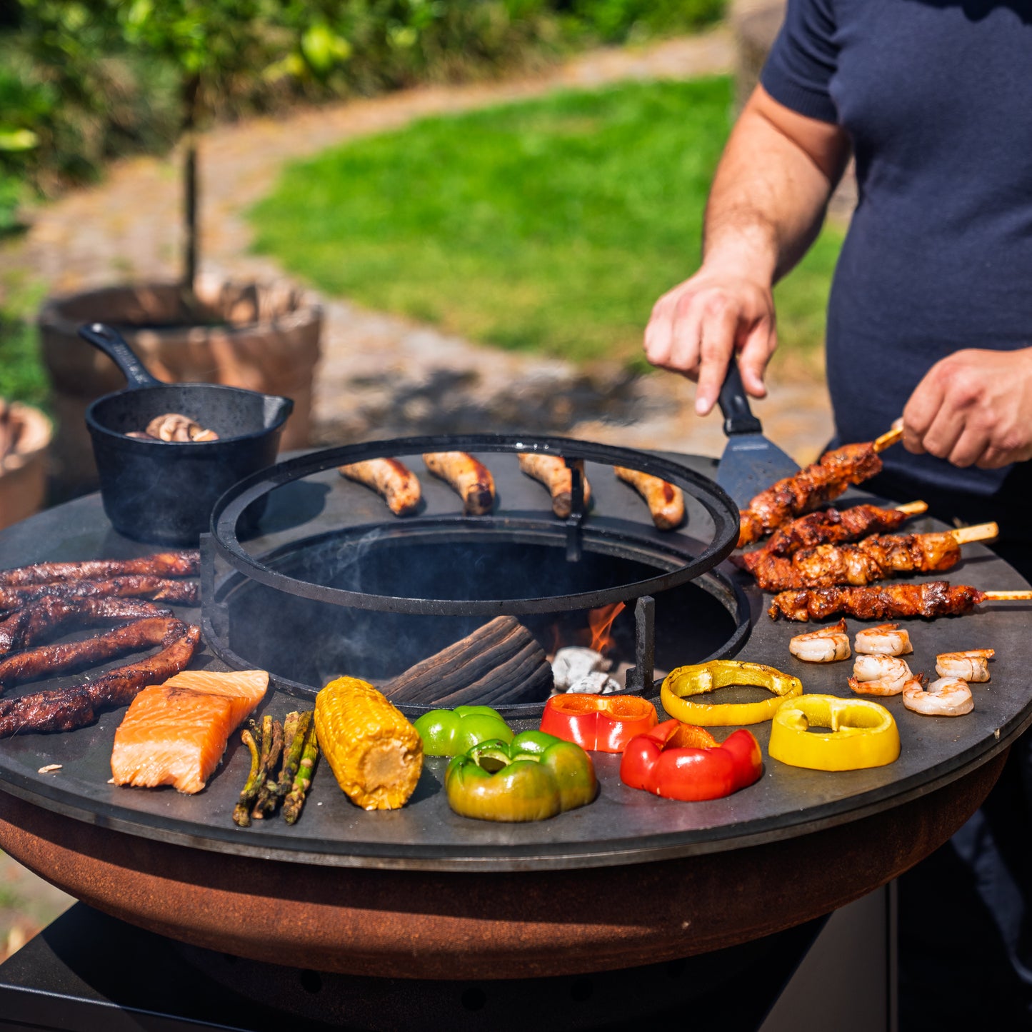 BBQ Plancha Grill Hermano XXL Cortenstahl Blackline - Mit Holzschürhaken und Holzlagerung Ø80cm 8mm