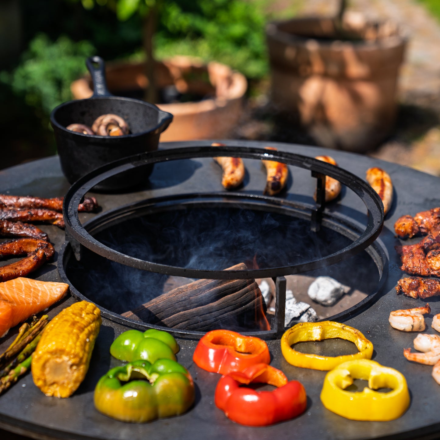 BBQ Plancha Grill Hermano XXL Cortenstahl Blackline - Mit Holzschürhaken und Holzlagerung Ø80cm 8mm