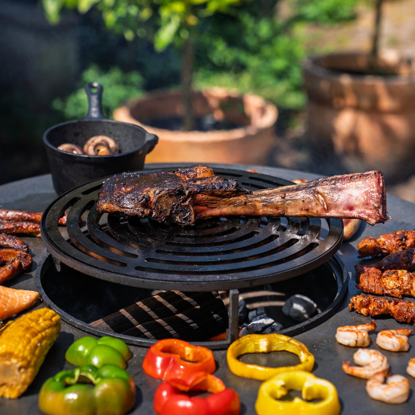 BBQ Plancha Grill Hermano XXL Cortenstahl Blackline - Mit Holzschürhaken und Holzlagerung Ø80cm 8mm