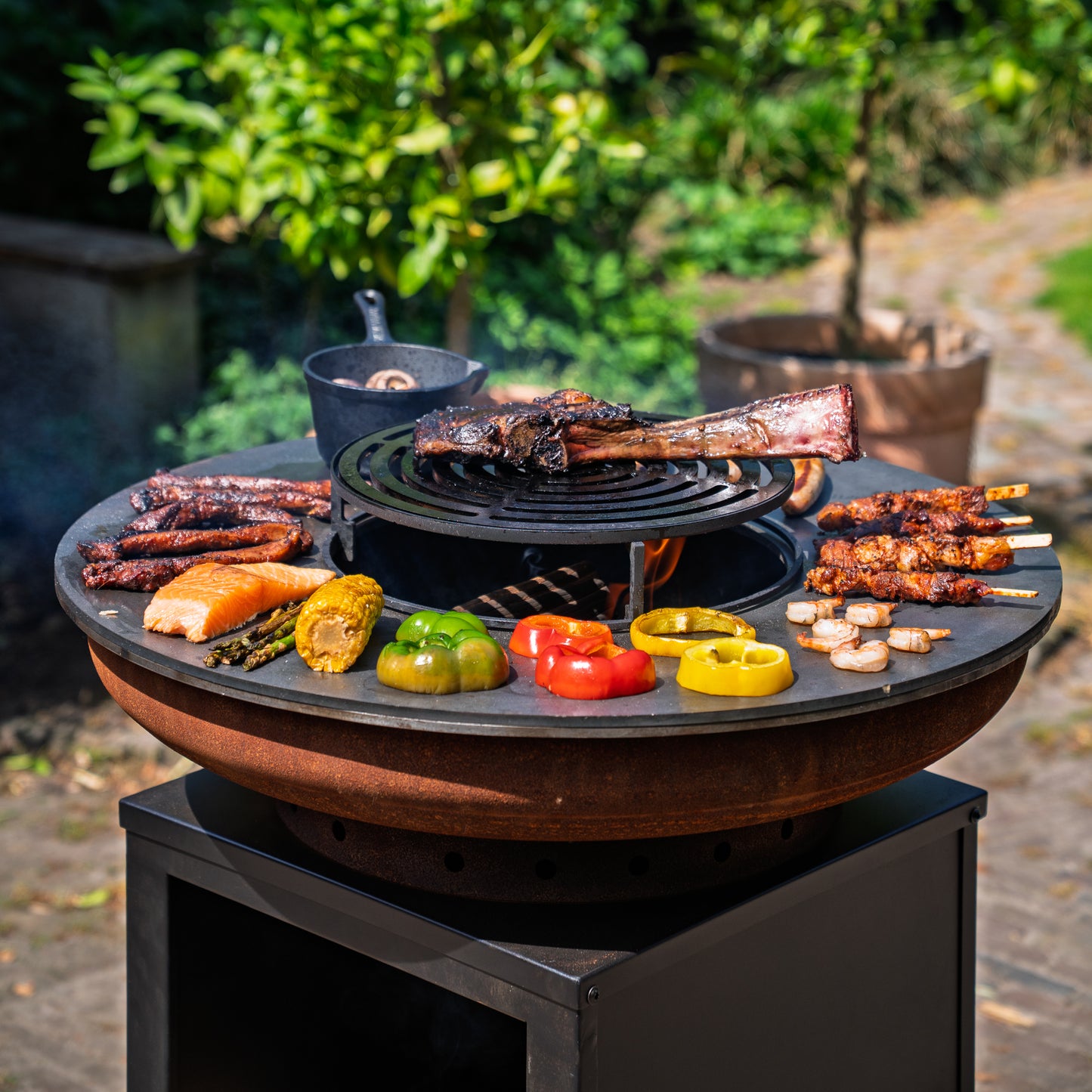 BBQ Plancha Grill Hermano XXL Cortenstahl Blackline - Mit Holzschürhaken und Holzlagerung Ø80cm 8mm