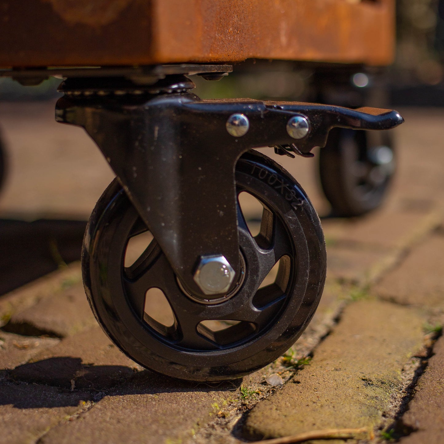 BBQ Plancha Grill Maestro XXL Ø80cm Cortenstahl – Mit Holzumrandung Mesa