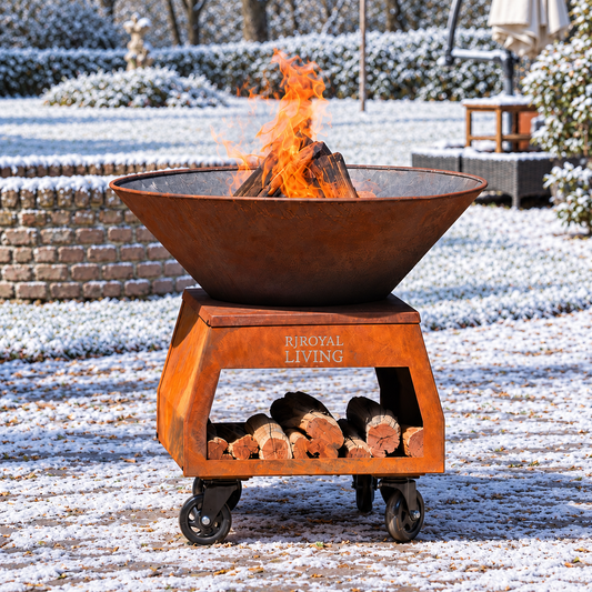 BBQ Plancha Grill Brasero Feuerschale Cortenstahl mit großen Rädern und Holzlagerung Ø75cm — Wintermotiv