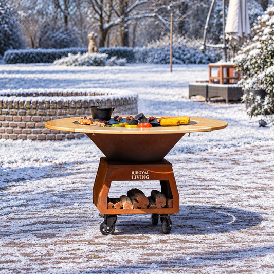 BBQ Plancha Grill Brasero Feuerschale Cortenstahl mit Backblech Ø80cm und Mesa (Holzrahmen) große Räder, Holzlager — Wintermotiv