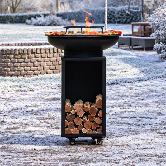 BBQ Plancha Grill Blackline 8mm Camarada 2.0 - Mit Holzschürhaken und Holzlagerung Ø70cm — Wintermotiv